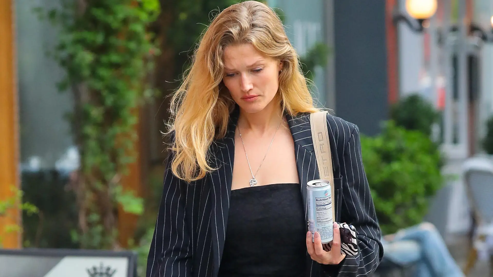 SONDERKONDITIONEN: MINDESTHONORAR: EXCLUSIVE: Toni Garrn Is Seen For The First Time After Announcing She And British Actor Husband Alex Pettyfer Are Divorcing.
The German model looked downcast as she was spotted walking around New York City.
She released a statement on Instagram confirming that she and Alex had made the "difficult decision" to divorce.
Pictured: Toni Garrn
Ref: SPL5539399 210423 EXCLUSIVE
Picture by: Felipe Ramales / SplashNews.com
World Rights