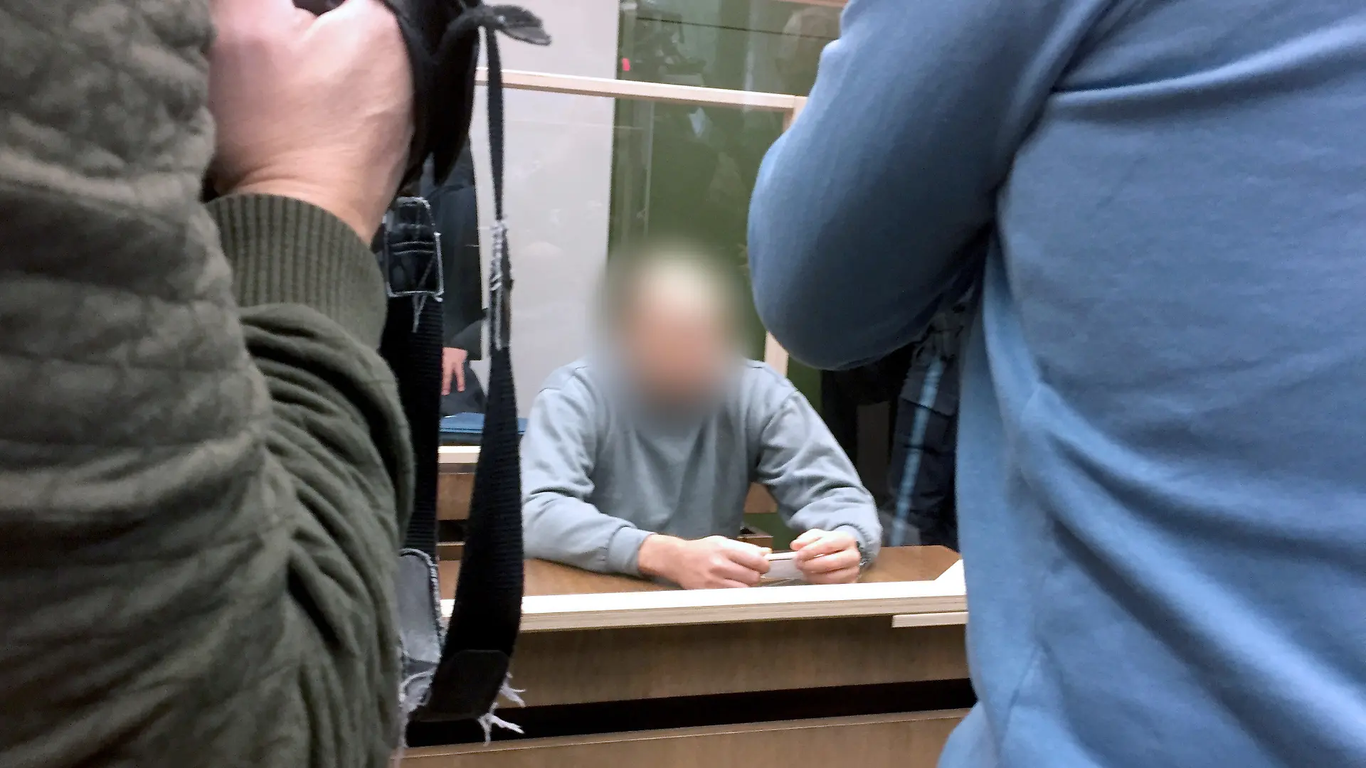 ARCHIV - 19.10.2020, Bayern, München: Der Angeklagte sitzt zum Prozessauftakt an seinem Platz im Landgericht München I. Dem Mann wird vorgeworfen, seine Frau und Stieftochter umgebracht zu haben. (zu dpa «Urteil im Mordprozess ohne Leichen erwartet») Foto: Britta Schultejans/dpa - ACHTUNG: Der Angeklagte wurde gepixelt +++ dpa-Bildfunk +++