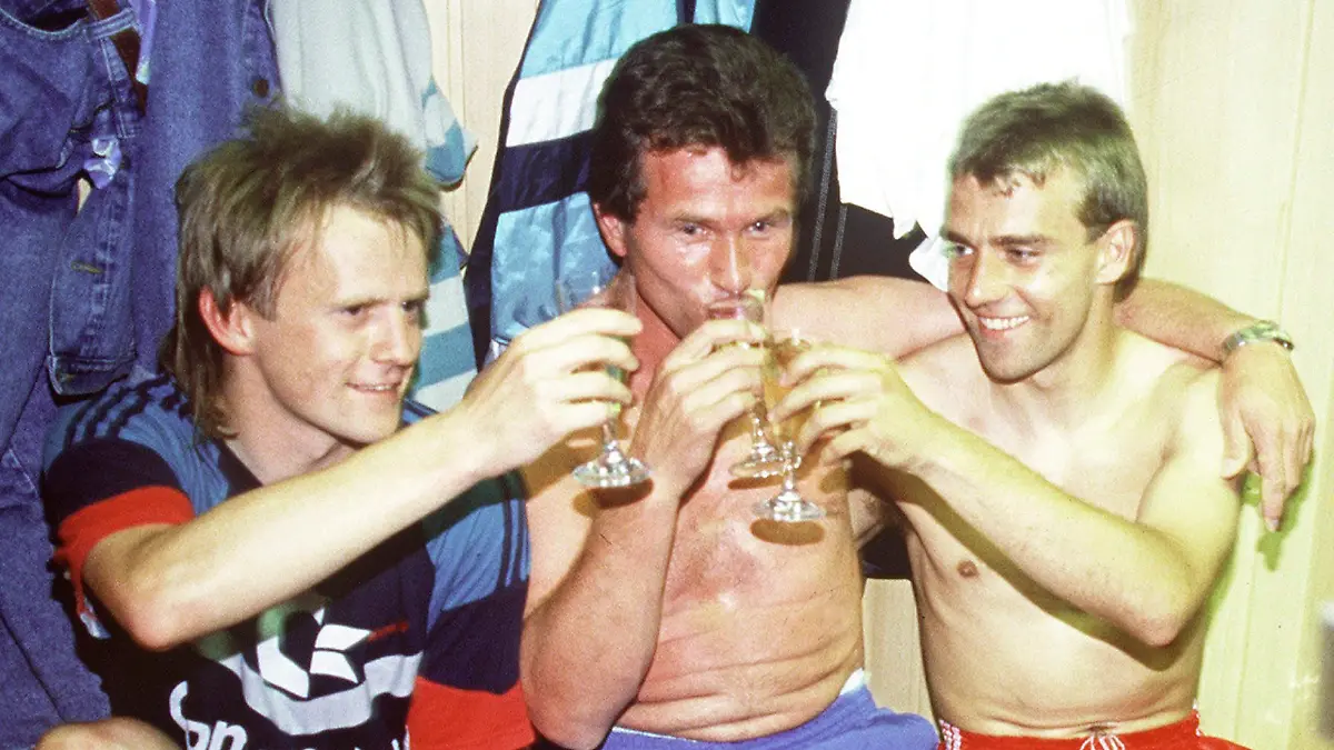 MUNICH, GERMANY - JUNE 17: 1. Bundesliga 88/89 Bayern Muenchen, Muenchen; Bayern Muenchen Deutscher Fussballmeister 1989; Hans DORFNER, Trainer Jupp HEYNCKES und Hansi FLICK (Photo by Bongarts/Getty Images)