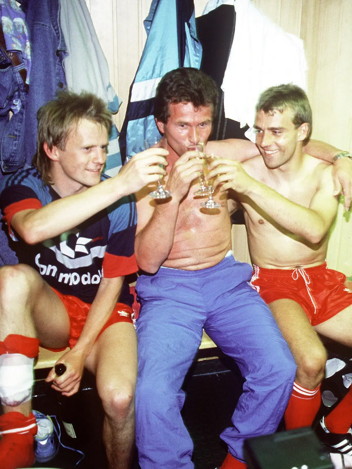 MUNICH, GERMANY - JUNE 17:  1. Bundesliga 88/89 Bayern Muenchen, Muenchen; Bayern Muenchen Deutscher Fussballmeister 1989; Hans DORFNER, Trainer Jupp HEYNCKES und Hansi FLICK  (Photo by Bongarts/Getty Images)