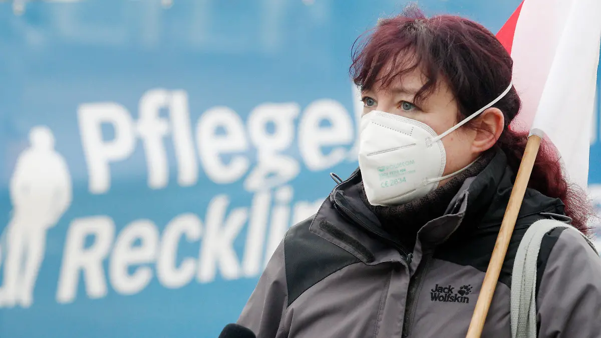 23.02.2021, Nordrhein-Westfalen, Essen: Die Krankenpflegerin und Klägerin Kristin wartet vor dem Arbeitsgericht auf den Beginn ihrer Güteverhandlung. Die Frau, die im Krankenhaus in Recklinghausen auf Station als Krankenschwester arbeitete, hatte Masken- und Trinkpausen alle 75 Minuten verlangt. Das Krankenhaus bietet auf Intensivstationen alle 120 Minuten eine Maskenpause und hatte eine Verkürzung abgelehnt. Die Krankenpflegerin wurde auf eine andere Station versetzt. Dagegen wendet sich ihre Klage Foto: Roland Weihrauch/dpa +++ dpa-Bildfunk +++