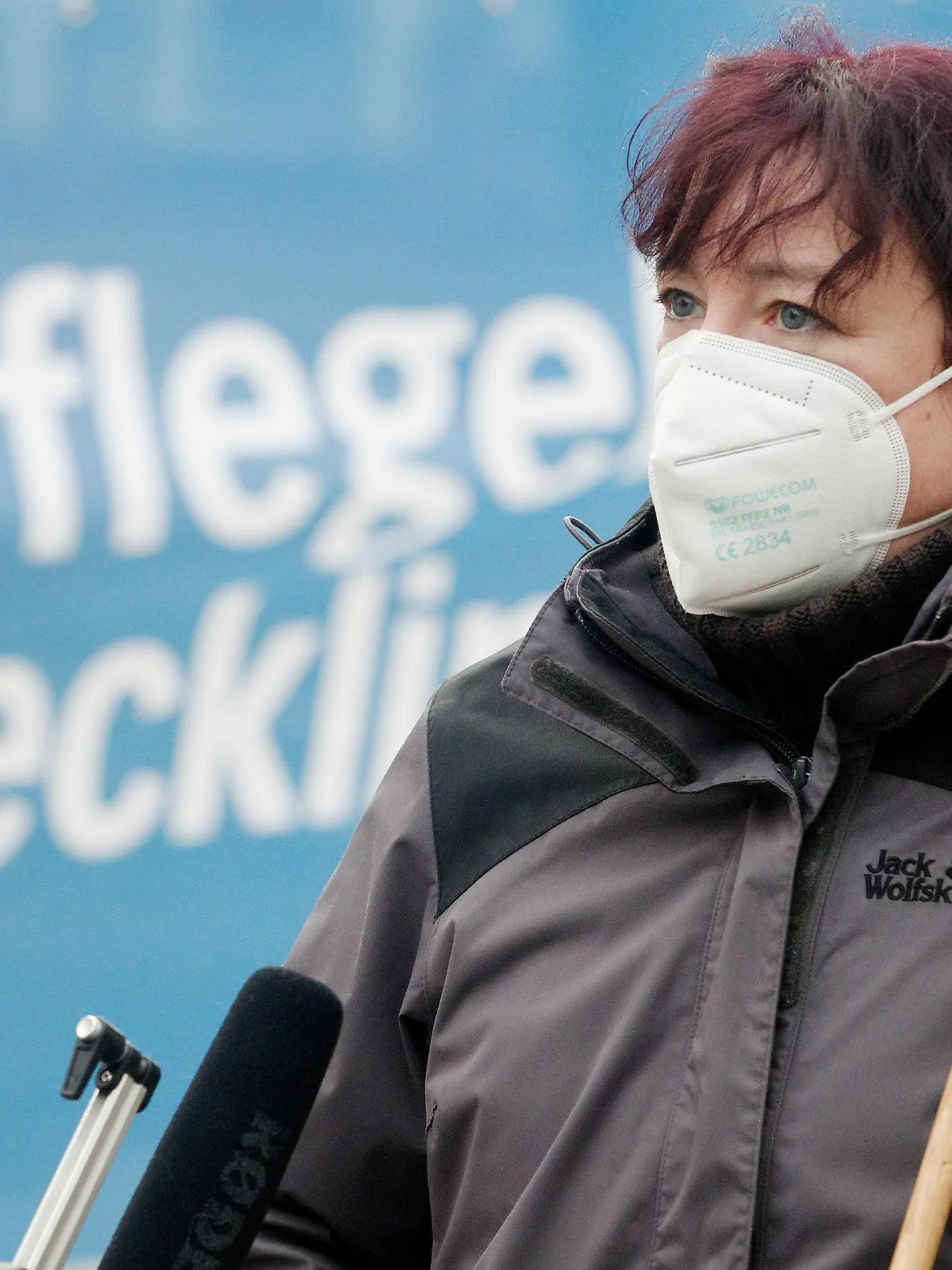 23.02.2021, Nordrhein-Westfalen, Essen: Die Krankenpflegerin und Klägerin Kristin wartet vor dem Arbeitsgericht auf den Beginn ihrer Güteverhandlung. Die Frau, die im Krankenhaus in Recklinghausen auf Station als Krankenschwester arbeitete, hatte Masken- und Trinkpausen alle 75 Minuten verlangt. Das Krankenhaus bietet auf Intensivstationen alle 120 Minuten eine Maskenpause und hatte eine Verkürzung abgelehnt. Die Krankenpflegerin wurde auf eine andere Station versetzt. Dagegen wendet sich ihre Klage Foto: Roland Weihrauch/dpa +++ dpa-Bildfunk +++