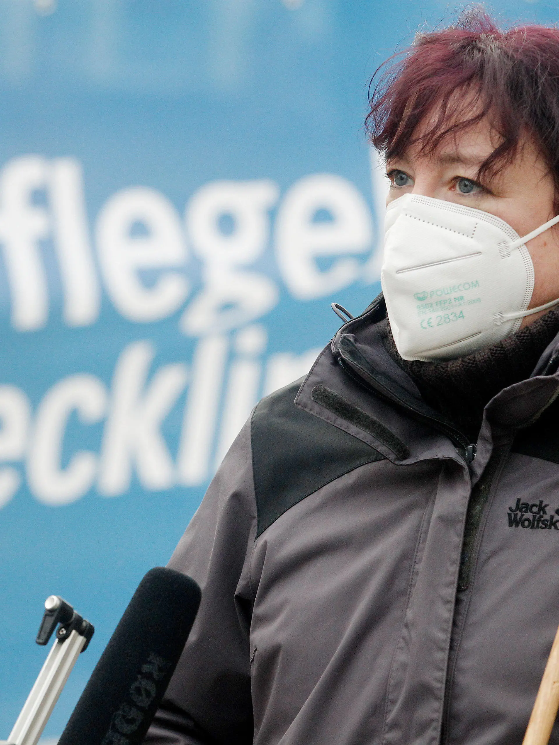 23.02.2021, Nordrhein-Westfalen, Essen: Die Krankenpflegerin und Klägerin Kristin wartet vor dem Arbeitsgericht auf den Beginn ihrer Güteverhandlung. Die Frau, die im Krankenhaus in Recklinghausen auf Station als Krankenschwester arbeitete, hatte Masken- und Trinkpausen alle 75 Minuten verlangt. Das Krankenhaus bietet auf Intensivstationen alle 120 Minuten eine Maskenpause und hatte eine Verkürzung abgelehnt. Die Krankenpflegerin wurde auf eine andere Station versetzt. Dagegen wendet sich ihre Klage Foto: Roland Weihrauch/dpa +++ dpa-Bildfunk +++