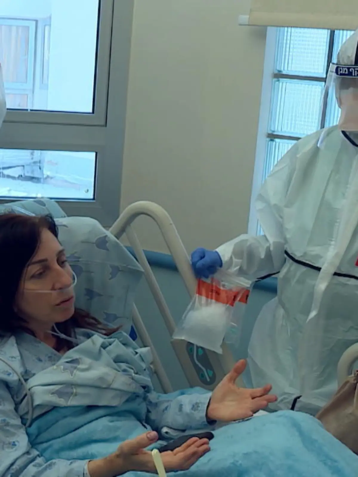 Dr. Nadir Arber, Direktor des Zentrums für Krebsvorsorge Tel Aviv Sourasky Medical Center, hat ein Medikament entwickelt, dass Corona-Patienten schnelle Hilfe ermöglicht. Erste Tests und eine Studie laufen bereits – die Zwischenergebnisse sind positiv. Wir haben mit Dr. Arber gesprochen und einige seiner Patienten besucht.