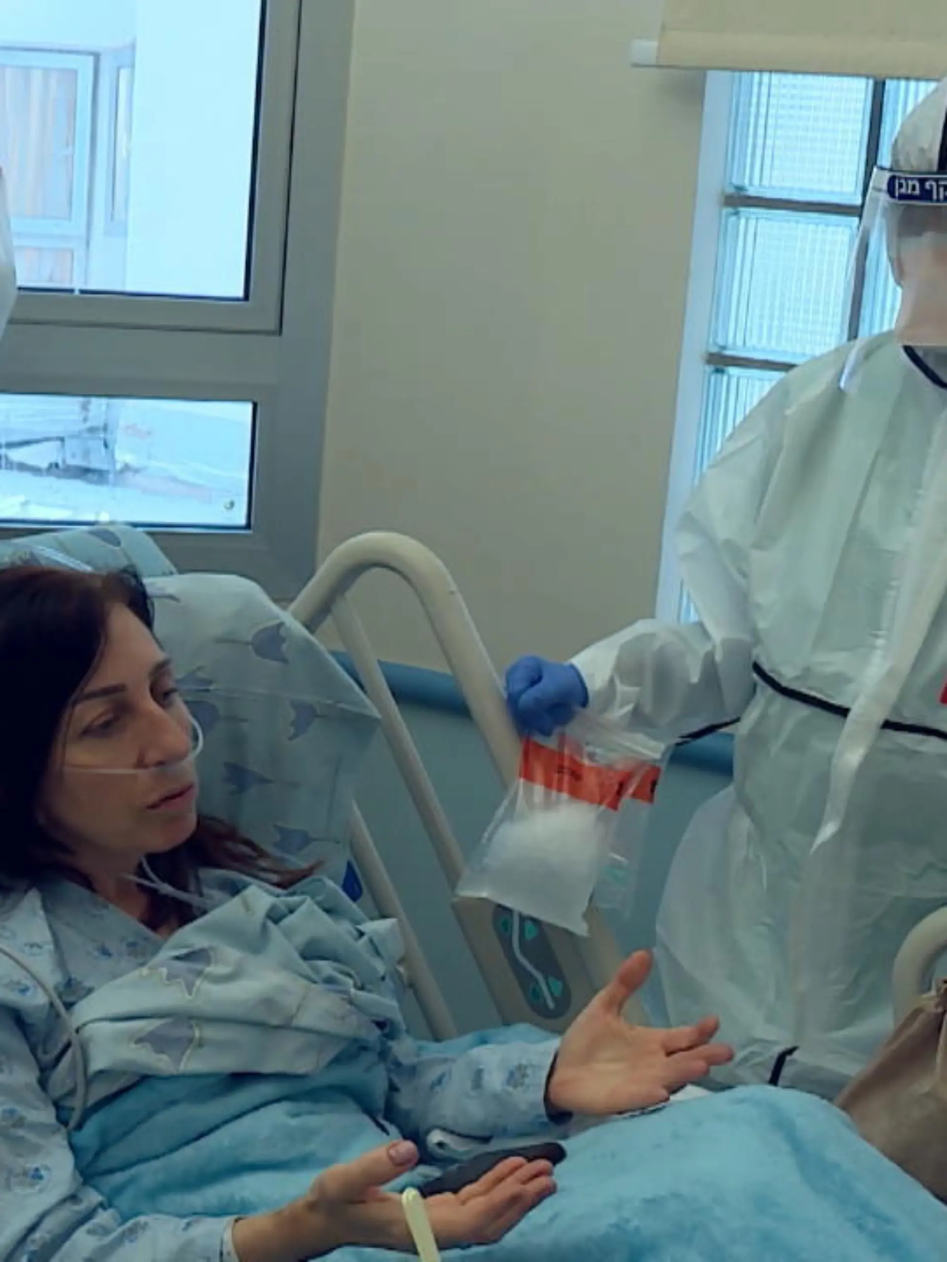 Dr. Nadir Arber, Direktor des Zentrums für Krebsvorsorge Tel Aviv Sourasky Medical Center, hat ein Medikament entwickelt, dass Corona-Patienten schnelle Hilfe ermöglicht. Erste Tests und eine Studie laufen bereits – die Zwischenergebnisse sind positiv. Wir haben mit Dr. Arber gesprochen und einige seiner Patienten besucht.