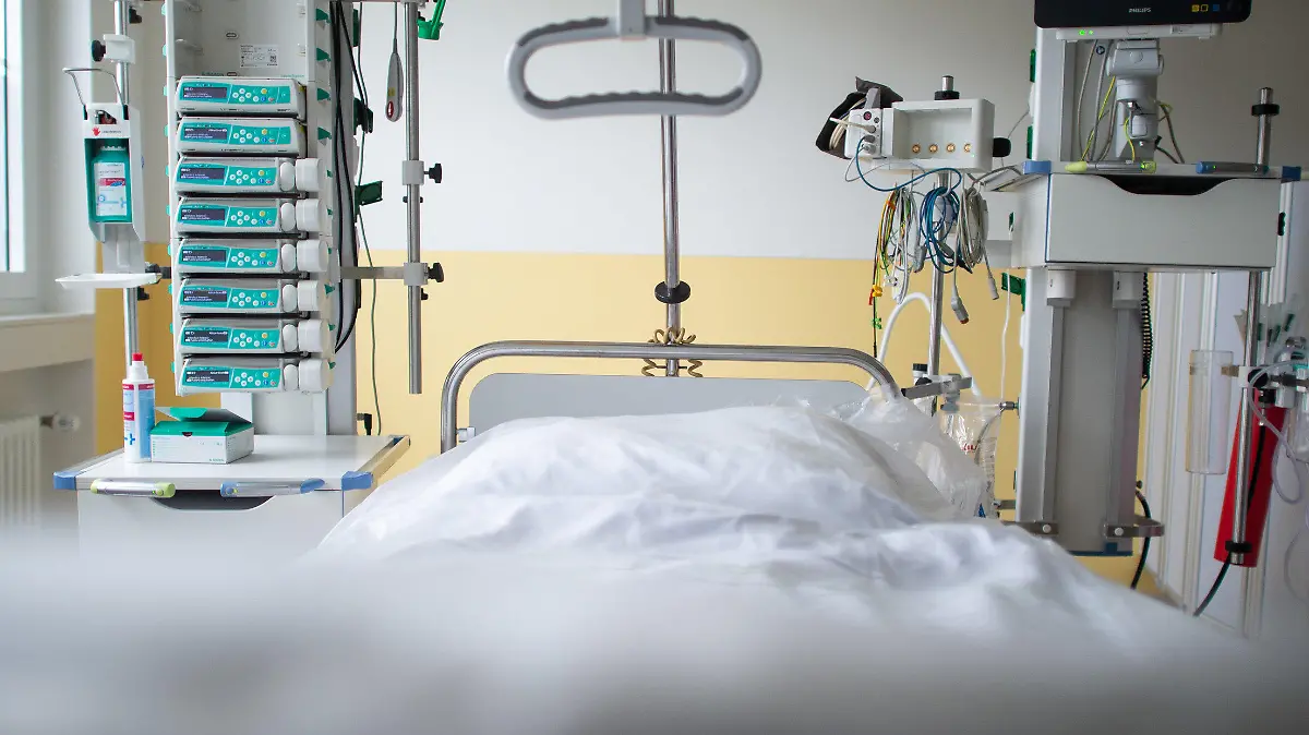 ARCHIV - 20.03.2020, Nordrhein-Westfalen, Recklinghausen: Ein leeres Bett steht in der Intensivstation des Prosper Hospitals. Als Reaktion auf die aktuelle Corona-Pandemie und als Vorbereitung für weitere Krankheitswellen hat die Landesregierung einen außergewöhnlichen Gesetzentwurf vorgelegt. In dem Entwurf wird unter anderem das Verpflichten von Ärzten thematisiert. Außerdem sollen die Behörden berechtigt werden, medizinisches Material sicherzustellen. Foto: Jonas Güttler/dpa +++ dpa-Bildfunk +++