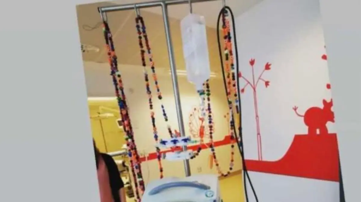 Jede Perle hat eine Bedeutung und steht beispielsweise für eine überstandene Chemotherapie oder eine Spritze. Mittlerweile ist die Kette acht Meter lang.