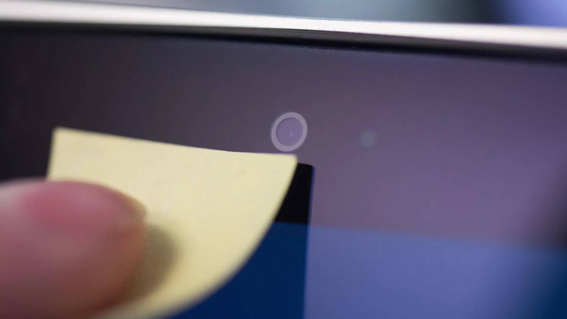 Viele Nutzer fürchten, dass sie über die Webcam ihres Laptops ausspioniert werden können und kleben diese daher ab.