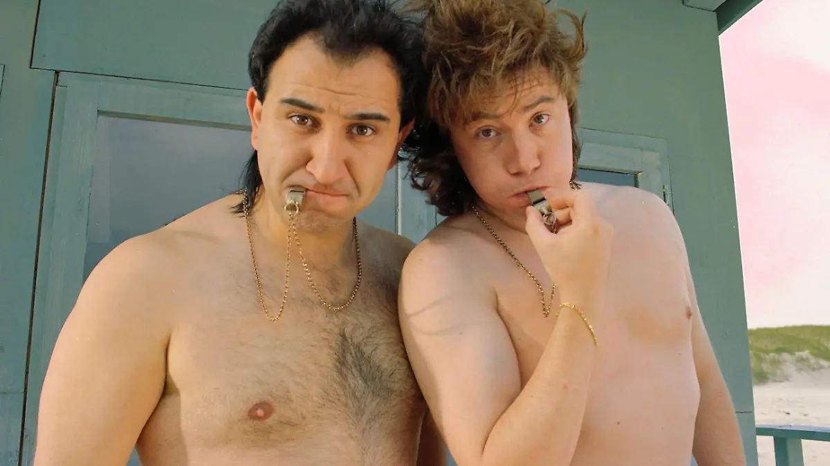 Seit Paul (Michael "Bully" Herbig, re.) und Böller (Hilmi Sözer) die erste "Baywatch"-Folge gesehen haben, möchten sie Bademeister werden. Durch Zufall gewinnen sie einen Wettbewerb und dürfen nach Sylt ...