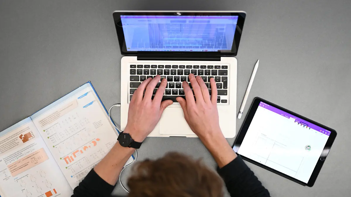 ARCHIV - 11.01.2021, Baden-Württemberg, ---: Ein Lehrer für Mathematik und Spanisch unterrichtet im Lehrerzimmer am Laptop. (zu dpa «500 Millionen Euro für Lehrerlaptops können fließen») Foto: Felix Kästle/dpa +++ dpa-Bildfunk +++