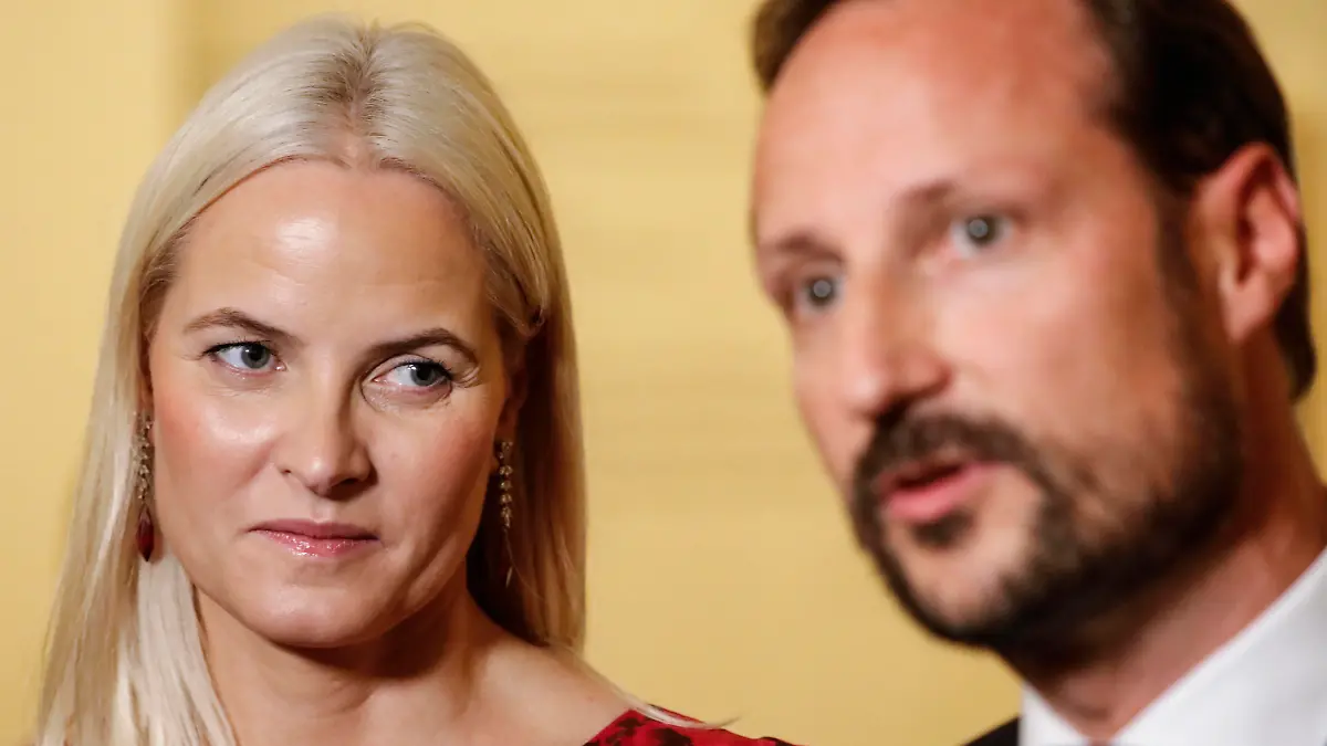 Entertainment Bilder des Tages 11.10.2019. Düsseldorf. Das Norwegische Kronprinzenpaar, Ihre Königlichen Hoheiten Kronprinz Haakon und Kronprinzessin Mette-Marit, verweilt im Rahmen seines Deutschlandbesuchs vom 11. bis 16. Oktober 2019 anlässlich des norwegischen Gastlandauftritts bei der Frankfurter Buchmesse auch in Düsseldorf. Gemeinsam mit Ministerpräsident Armin Laschet eröffnet Kronprinzessin Mette-Marit die Ausstellung Edvard Munch gesehen von Karl Ove Knausgard in der Kunstsammlung Nordrhein-Westfalen K20. Düsseldorf Kunstmuseeum K20 Nordrhein-Westfalen Deutschland *** 11 10 2019 Düsseldorf The Norwegian Crown Prince and Crown Princess, Her Royal Highnesses Crown Prince Haakon and Crown Princess Mette Marit, will stay in Düsseldorf as part of their visit to Germany from 11 to 16 October 2019 on the occasion of the Norwegian guest country appearance at the Fr