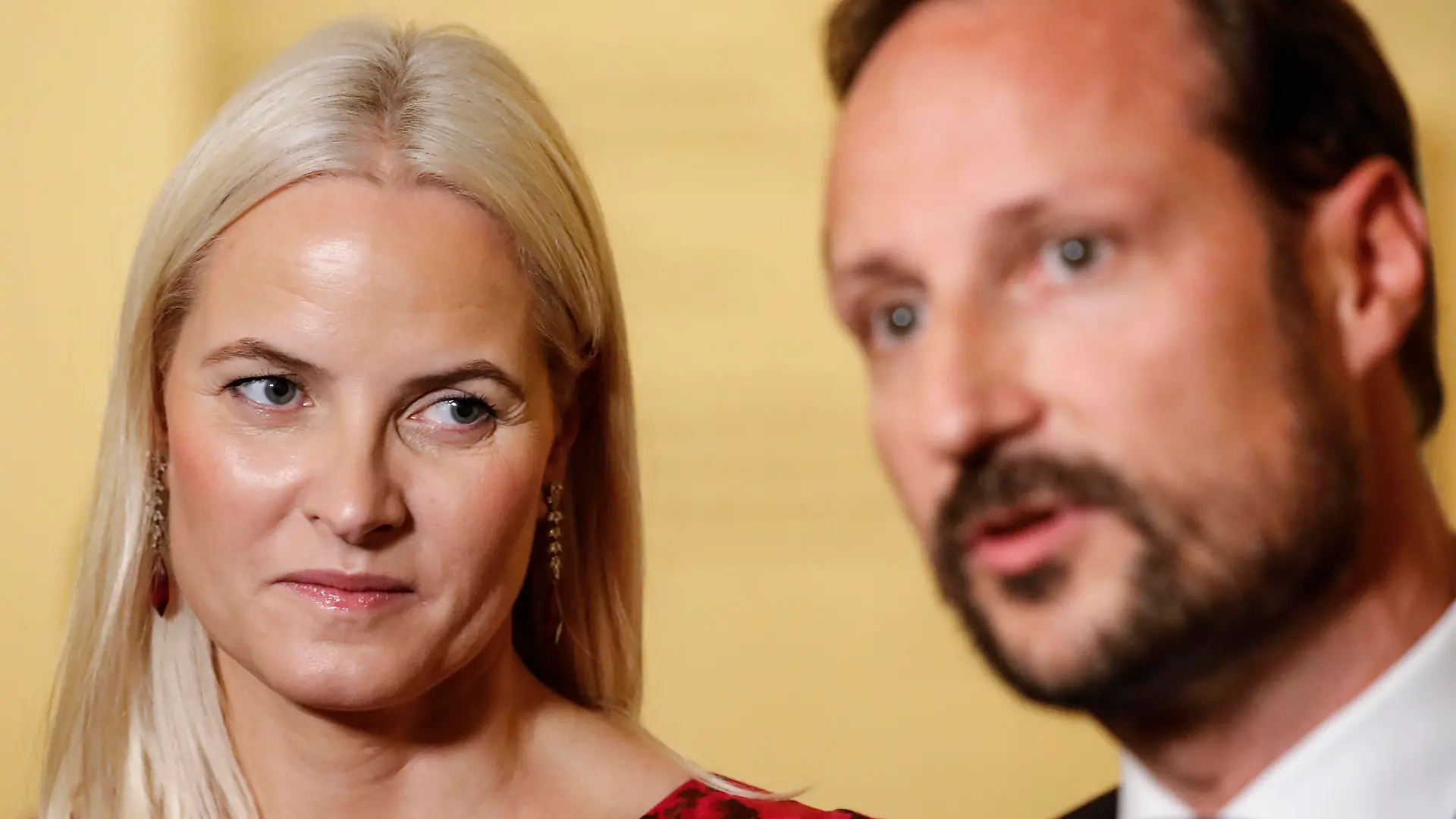  Entertainment Bilder des Tages 11.10.2019. Düsseldorf. Das Norwegische Kronprinzenpaar, Ihre Königlichen Hoheiten Kronprinz Haakon und Kronprinzessin Mette-Marit, verweilt im Rahmen seines Deutschlandbesuchs vom 11. bis 16. Oktober 2019 anlässlich des norwegischen Gastlandauftritts bei der Frankfurter Buchmesse auch in Düsseldorf. Gemeinsam mit Ministerpräsident Armin Laschet eröffnet Kronprinzessin Mette-Marit die Ausstellung Edvard Munch gesehen von Karl Ove Knausgard in der Kunstsammlung Nordrhein-Westfalen K20. Düsseldorf Kunstmuseeum K20 Nordrhein-Westfalen Deutschland *** 11 10 2019 Düsseldorf The Norwegian Crown Prince and Crown Princess, Her Royal Highnesses Crown Prince Haakon and Crown Princess Mette Marit, will stay in Düsseldorf as part of their visit to Germany from 11 to 16 October 2019 on the occasion of the Norwegian guest country appearance at the Fr