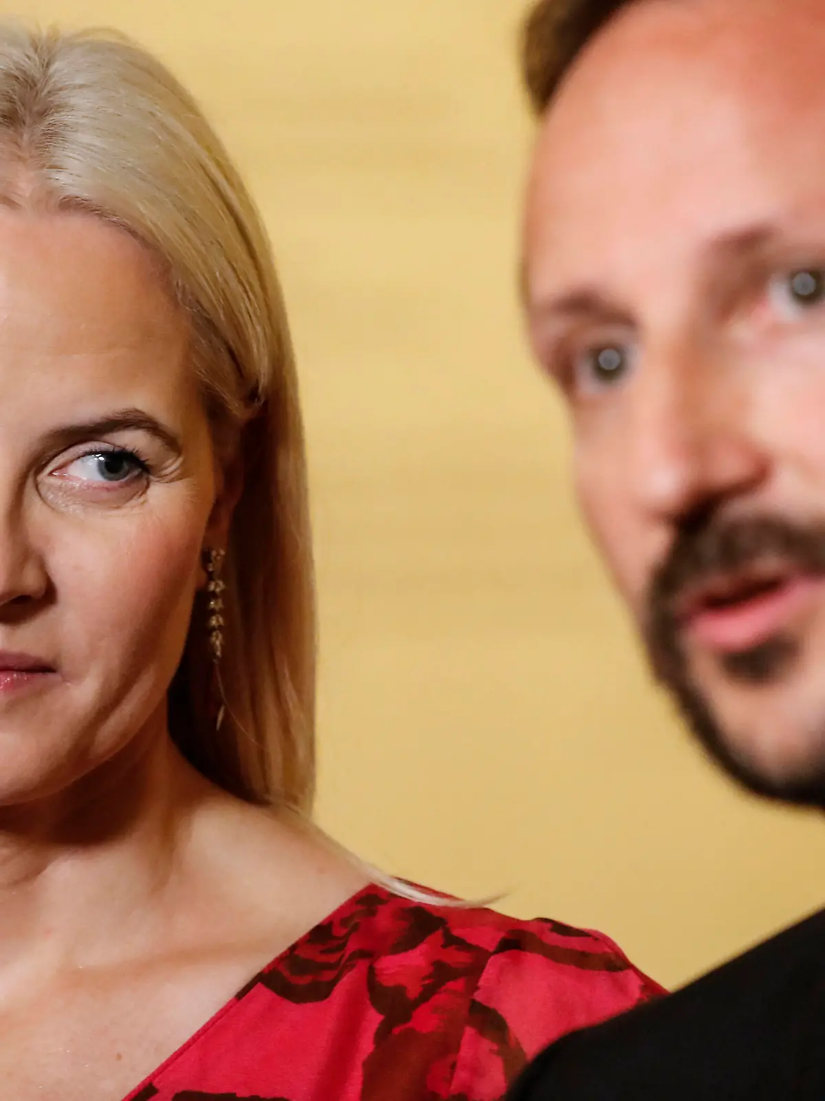  Entertainment Bilder des Tages 11.10.2019. Düsseldorf. Das Norwegische Kronprinzenpaar, Ihre Königlichen Hoheiten Kronprinz Haakon und Kronprinzessin Mette-Marit, verweilt im Rahmen seines Deutschlandbesuchs vom 11. bis 16. Oktober 2019 anlässlich des norwegischen Gastlandauftritts bei der Frankfurter Buchmesse auch in Düsseldorf. Gemeinsam mit Ministerpräsident Armin Laschet eröffnet Kronprinzessin Mette-Marit die Ausstellung Edvard Munch gesehen von Karl Ove Knausgard in der Kunstsammlung Nordrhein-Westfalen K20. Düsseldorf Kunstmuseeum K20 Nordrhein-Westfalen Deutschland *** 11 10 2019 Düsseldorf The Norwegian Crown Prince and Crown Princess, Her Royal Highnesses Crown Prince Haakon and Crown Princess Mette Marit, will stay in Düsseldorf as part of their visit to Germany from 11 to 16 October 2019 on the occasion of the Norwegian guest country appearance at the Fr