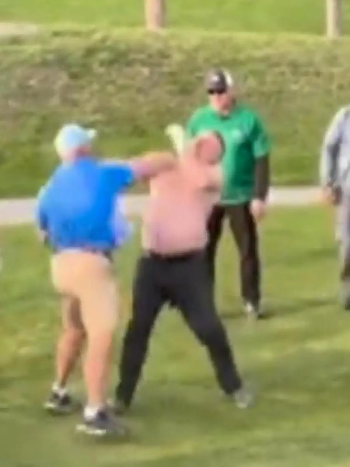 Bild zu: "Weil sie zu lahm waren? Golfer liefern sich Massenschlägerei"