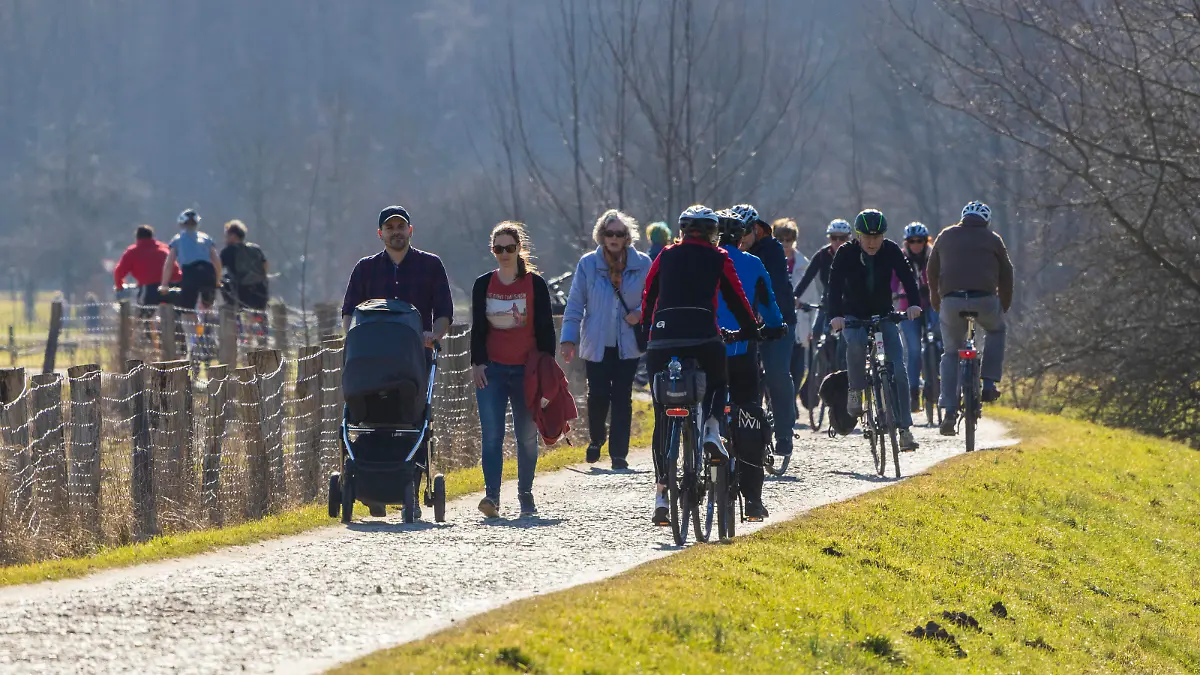 Frühlingswetter, Mülheim an der Ruhr, Deutschland Mülheim an der Ruhr, Deutschland. 21. Februar 2021. Mülheimer genießen das frühlingshafte Wetter im Februar mit Radtouren und Spaziergängen im Ruhrtal trotz der Corona-Pandemie. *** Spring weather, Mülheim an der Ruhr, Germany Mülheim an der Ruhr, Germany 21 February 2021 Mülheim residents enjoy spring-like weather in February with bike rides and walks in Ruhr Valley despite Corona pandemic
