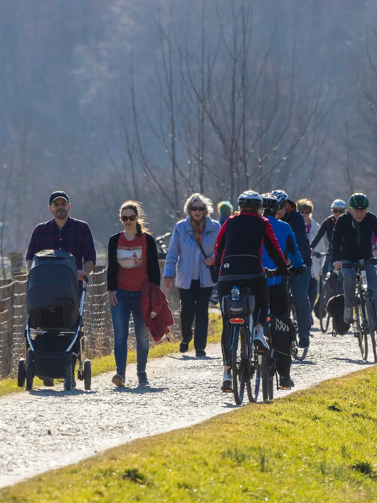  Frühlingswetter, Mülheim an der Ruhr, Deutschland Mülheim an der Ruhr, Deutschland. 21. Februar 2021. Mülheimer genießen das frühlingshafte Wetter im Februar mit Radtouren und Spaziergängen im Ruhrtal trotz der Corona-Pandemie. *** Spring weather, Mülheim an der Ruhr, Germany Mülheim an der Ruhr, Germany 21 February 2021 Mülheim residents enjoy spring-like weather in February with bike rides and walks in Ruhr Valley despite Corona pandemic
