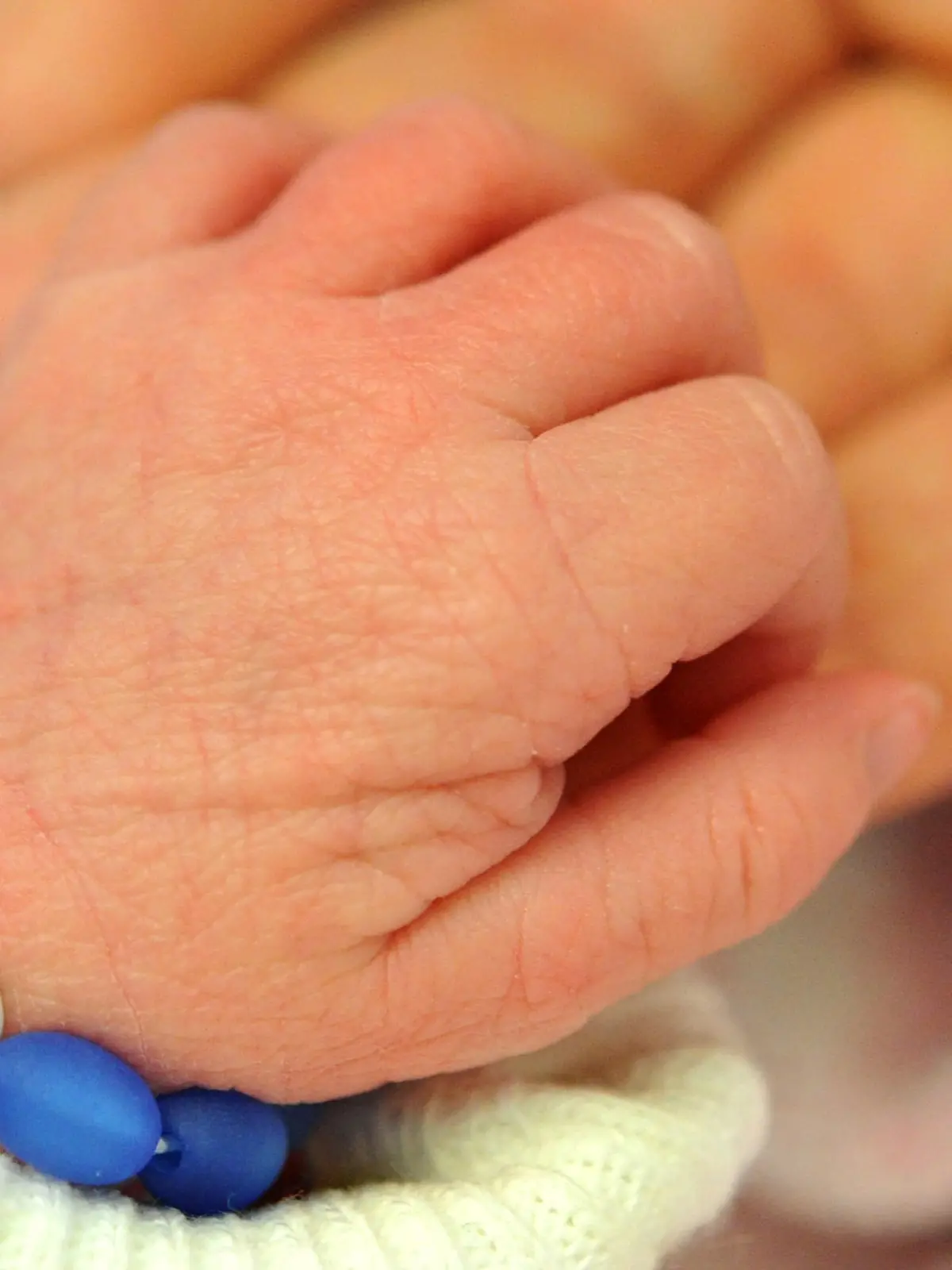 ILLUSTRATION - Ein zwei Tage altes Baby trägt am Donnerstag (29.12.2011) auf der Mutter-Kind-Station der Medizinischen Hochschule Hannover (MHH) ein Namens-Armband "Ben". Mit nur drei Buchstaben und deutlichem Vorsprung führen Mia und Ben die Hitliste der beliebtesten Vornamen 2011 an. Foto: Julian Stratenschulte dpa/lni