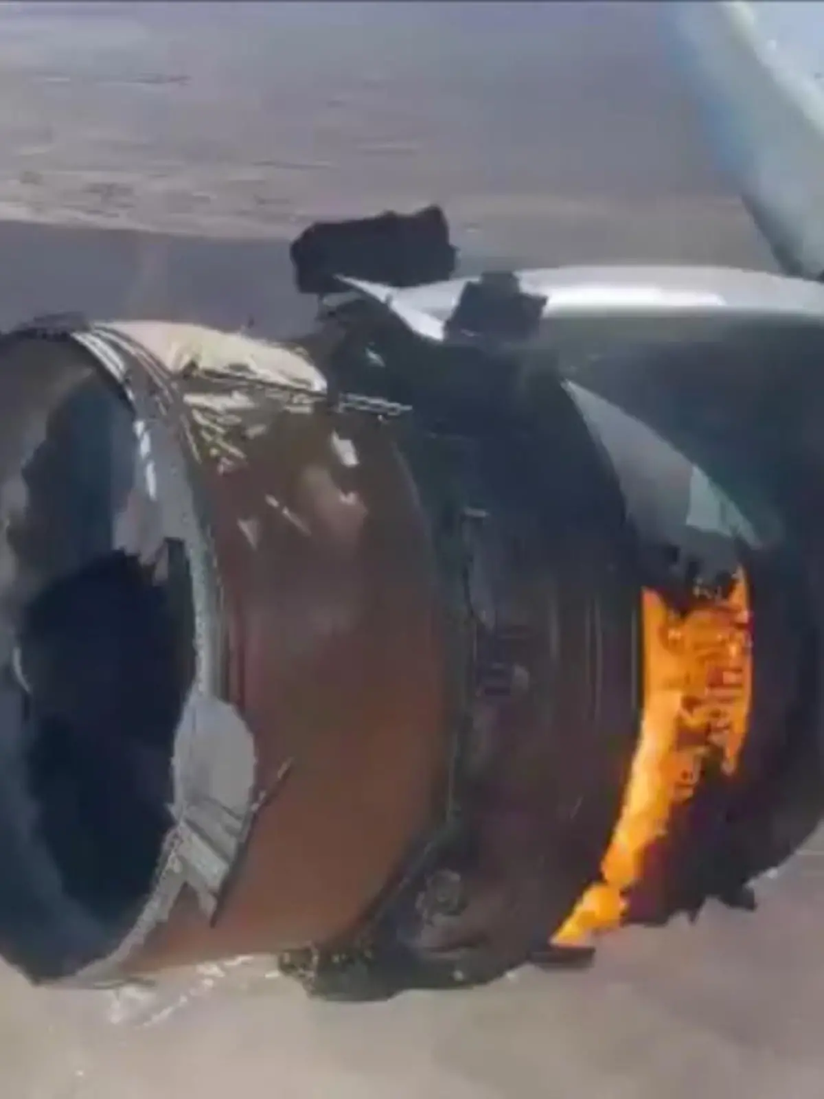 Bild zu: "Flugzeugteile stürzen auf Wohngebiete"