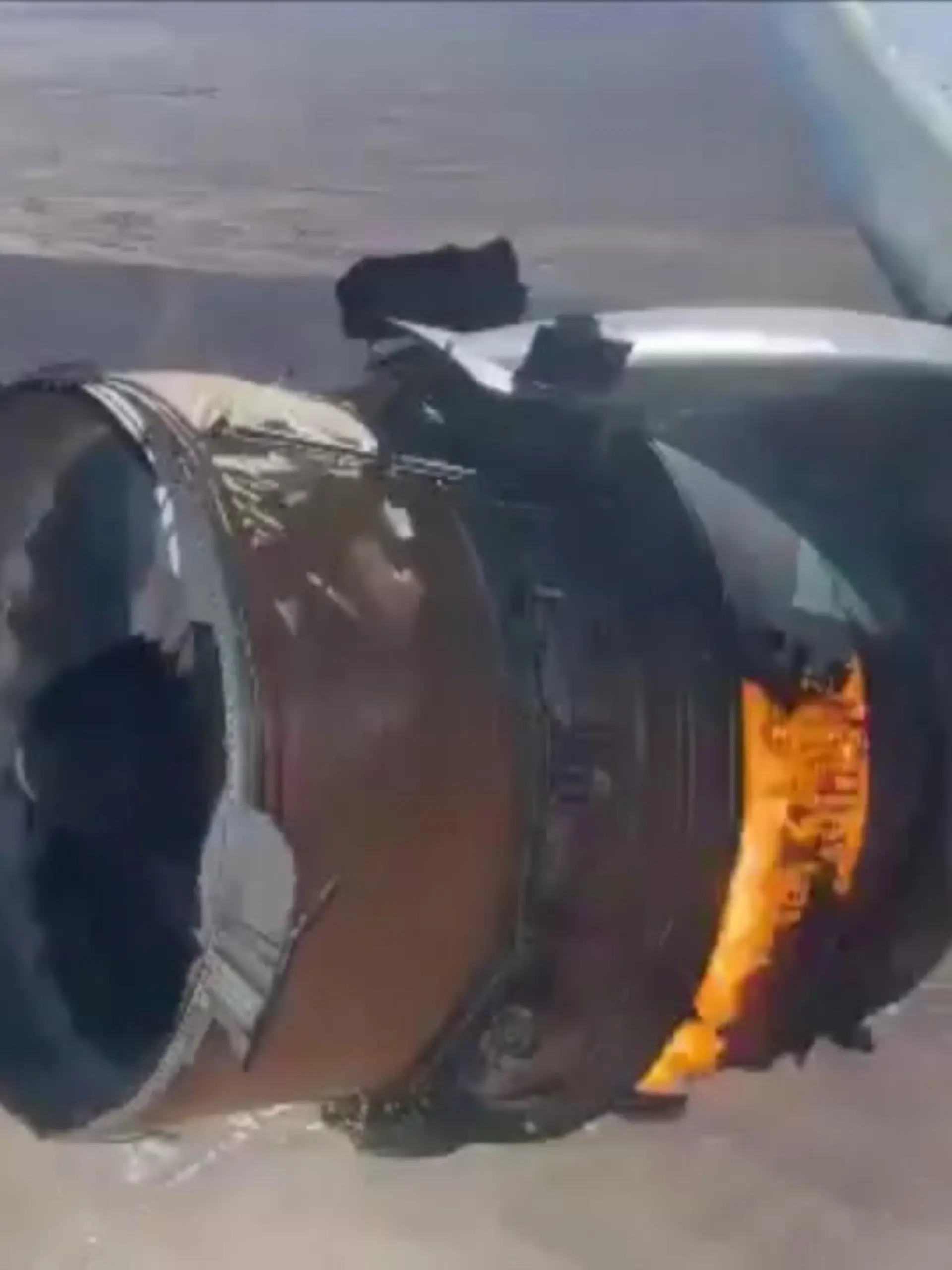 Bild zu: "Flugzeugteile stürzen auf Wohngebiete"