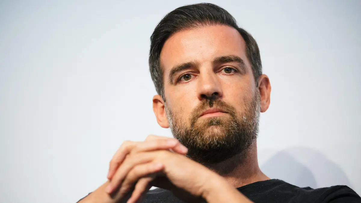 ARCHIV - 01.08.2018, Sachsen, Dresden: Christoph Metzelder sitzt auf dem Podium des Internationalen Trainer-Kongresses vom Bund Deutscher Fussball-Lehrer. Gegen den Ex-Fußball-Nationalspieler ist Anklage wegen Verbreitung und Besitzes von Kinderpornografie erhoben worden. Das hat das Düsseldorfer Amtsgericht am Freitag schriftlich mitgeteilt. 
Der Rechtsanwalt des Vize-Weltmeisters hatte auf dpa-Anfrage zuvor mitgeteilt, dass er aktuell keine Stellung nehme. Metzelder selbst hat sich bislang ebenfalls nicht öffentlich zu den Vorwürfen geäußert. (zu dpa «Anklage gegen Ex-Fußball-Nationalspieler Metzelder erhoben») Foto: Oliver Killig/dpa-Zentralbild/dpa +++ dpa-Bildfunk +++