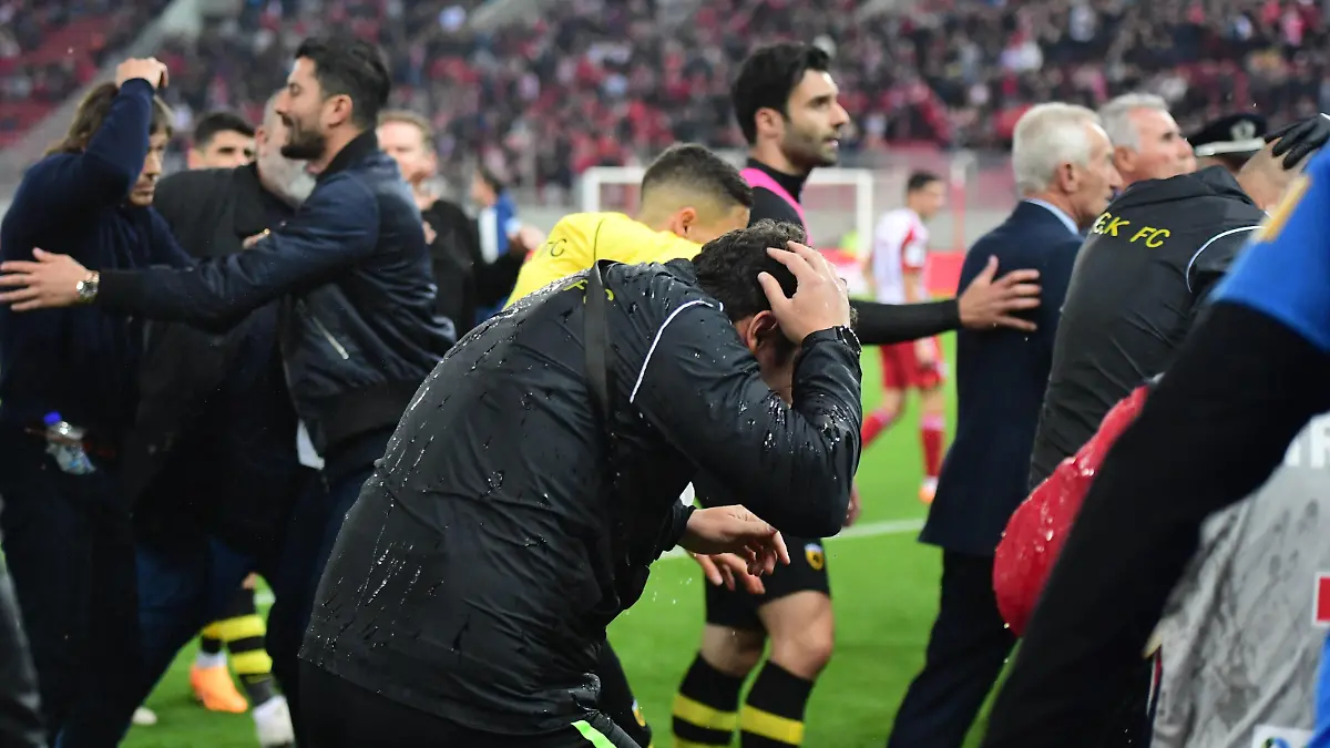 Griechenland Fußball Super League Playoff Saison 2022-2023 Georgios Karaiskakis Stadion Piräus, 23.04.2023 Olympiakos Piräus - AEK Athen 1:3 Nach dem Schlusspfiff kam es zu einer Platzinvasion mit heftigen Zusammenstößen zwischen Olympiakos-Fans und massiven Einheiten der Polizei in Spezialausrüstung. Im Bild: Spieler und Betreuer von AEK Athen werden von Fans beworfen und flüchten vom Spielfeld Olympiakos Piräus - AEK Athen *** Greece Football Super League Playoff Season 2022 2023 Georgios Karaiskakis Stadium Piraeus, 23 04 2023 Olympiakos Piraeus AEK Athens 1 3 After the final whistle there was a pitch invasion with violent clashes between Olympiakos fans and massive units of police in special equipment In the picture players and attendants of AEK Athens are thrown by fans and flee from the field Olympiakos Piraeus AEK Athens PUBLICATIONxNOTxINxGRE ANE5867824