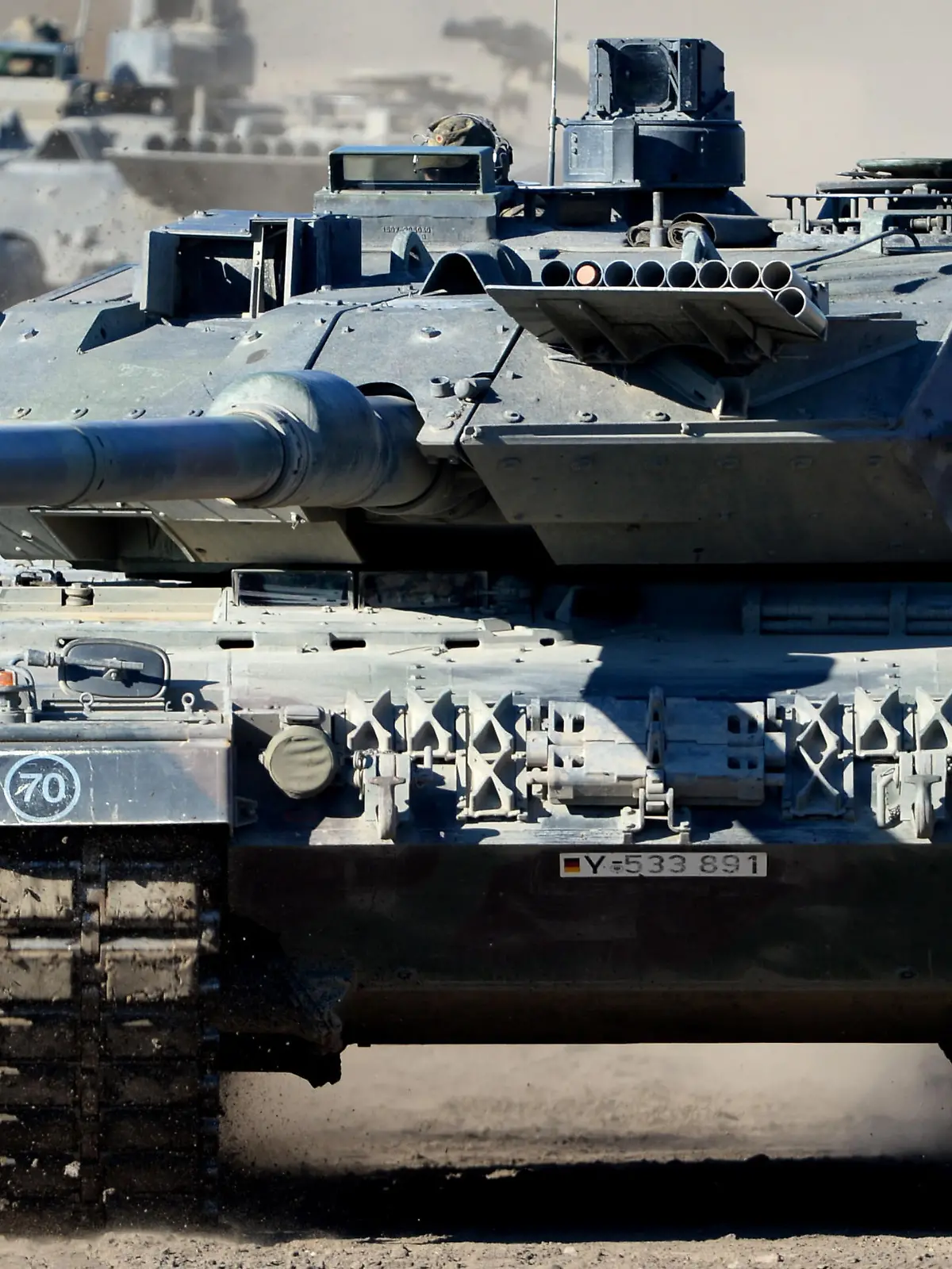 ACHTUNG Sperrfrist: 14.04.2014  00:01 - ARCHIV - Der Kampfpanzer "Leopard 2 A6" ist am 02.10.2013 während der Bundeswehrübung Landoperationen in Bergen (Niedersachsen) im Einsatz. Während der Westen immer weniger Geld für militärische Zwecke ausgibt, sind diese Ausgaben in vielen Ländern der Welt im vergangenen Jahr laut Friedensforschern gestiegen. Foto: Peter Steffen/dpa (zu dpa "Friedensforscher: Militärausgaben sinken nur im Westen" vom 13.04.2014) +++(c) dpa - Bildfunk+++