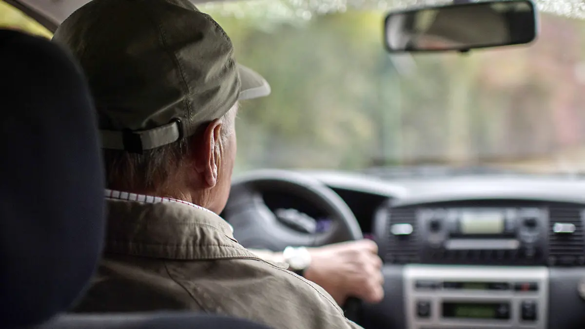 ARCHIV - 19.10.2016, Nordrhein-Westfalen, Essen: Ein Mann fährt in seinem Auto. Bundesverkehrsminister V. Wissing (FDP) hat sich gegen EU-Pläne zur Überprüfung der Fahrtauglichkeit von Senioren ausgesprochen. (zu dpa "Wissing sieht EU-Pläne zur Fahrtauglichkeit von Senioren kritisch") Foto: Wolfram Kastl/dpa +++ dpa-Bildfunk +++