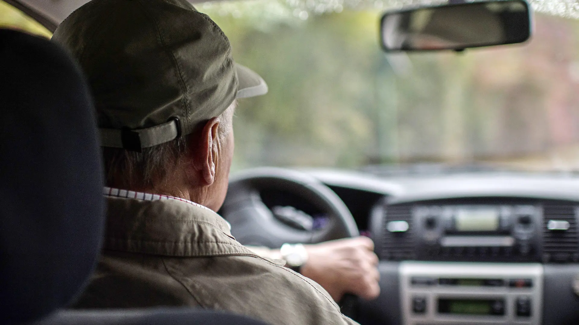 ARCHIV - 19.10.2016, Nordrhein-Westfalen, Essen: Ein Mann fährt in seinem Auto. Bundesverkehrsminister V. Wissing (FDP) hat sich gegen EU-Pläne zur Überprüfung der Fahrtauglichkeit von Senioren ausgesprochen. (zu dpa "Wissing sieht EU-Pläne zur Fahrtauglichkeit von Senioren kritisch") Foto: Wolfram Kastl/dpa +++ dpa-Bildfunk +++