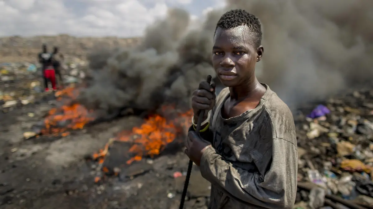  Portraet eines afrikanischen Jugendlichen auf der groessten Elektromuelldeponie Afrikas in Agbogbloshie, einem Stadtteil von Ghanas Hauptstadt. Hier verbrennt man ausgediente Altgeraete, um an verwertbares Metall zu kommen, Accra, 09.09.2016. , available, , Accra Ghana PUBLICATIONxINxGERxSUIxAUTxONLY Copyright: xThomasxImox