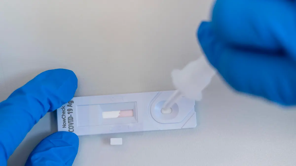  Covid-19 Schnelltest, Antigentest, der Abrieb des Tupfers wird in einer Flüssigkeit aufgelöst und auf das Testgerät aufgebracht, nach einigen Minuten zeigt das Testgerät, durch einen schwarzen Strich das Ergebnis, ob die Person positiv oder negativ getestet wurde, Covid-19 Schnelltest *** Covid 19 rapid test, antigen test, the abrasion of the swab is dissolved in a liquid and applied to the test device, after a few minutes, the test device, through a black line shows the result, whether the person was tested positive or negative, Covid 19 rapid test