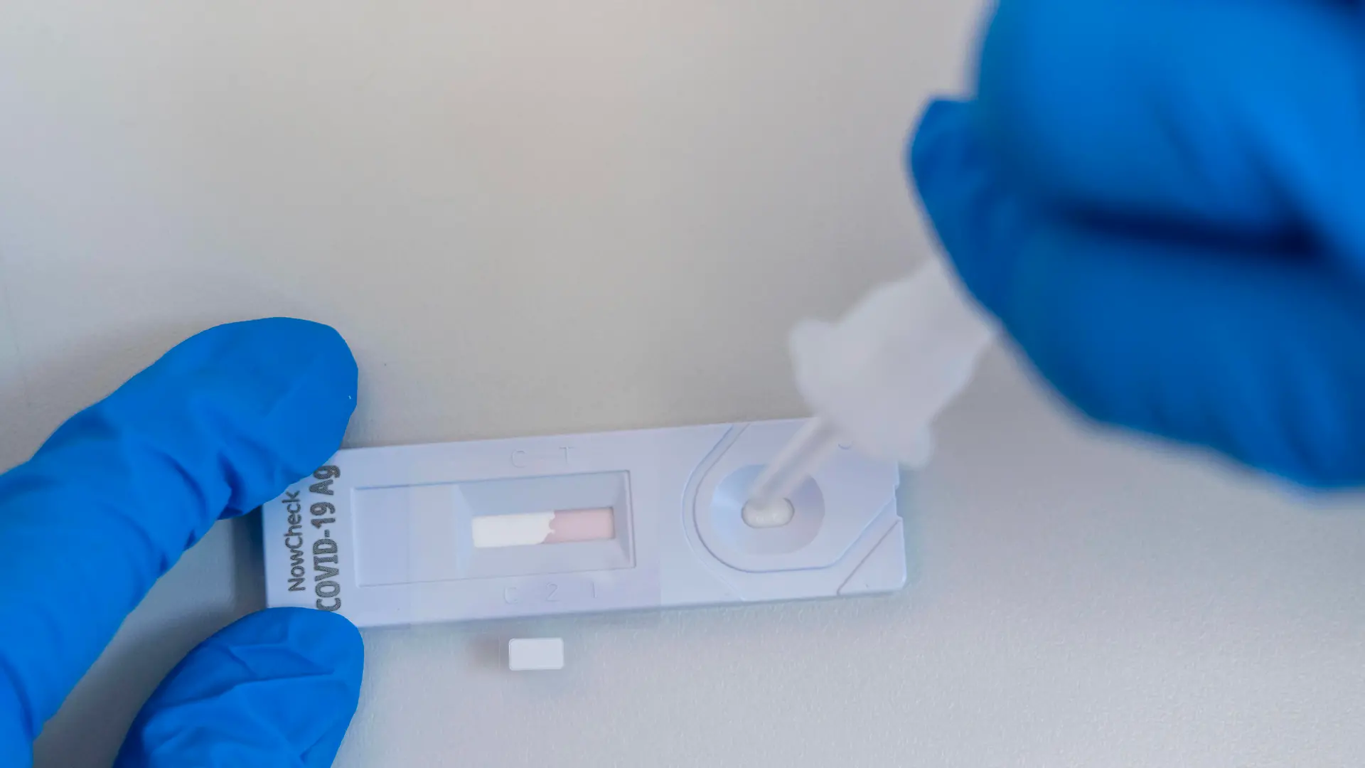 Covid-19 Schnelltest, Antigentest, der Abrieb des Tupfers wird in einer Flüssigkeit aufgelöst und auf das Testgerät aufgebracht, nach einigen Minuten zeigt das Testgerät, durch einen schwarzen Strich das Ergebnis, ob die Person positiv oder negativ getestet wurde, Covid-19 Schnelltest *** Covid 19 rapid test, antigen test, the abrasion of the swab is dissolved in a liquid and applied to the test device, after a few minutes, the test device, through a black line shows the result, whether the person was tested positive or negative, Covid 19 rapid test