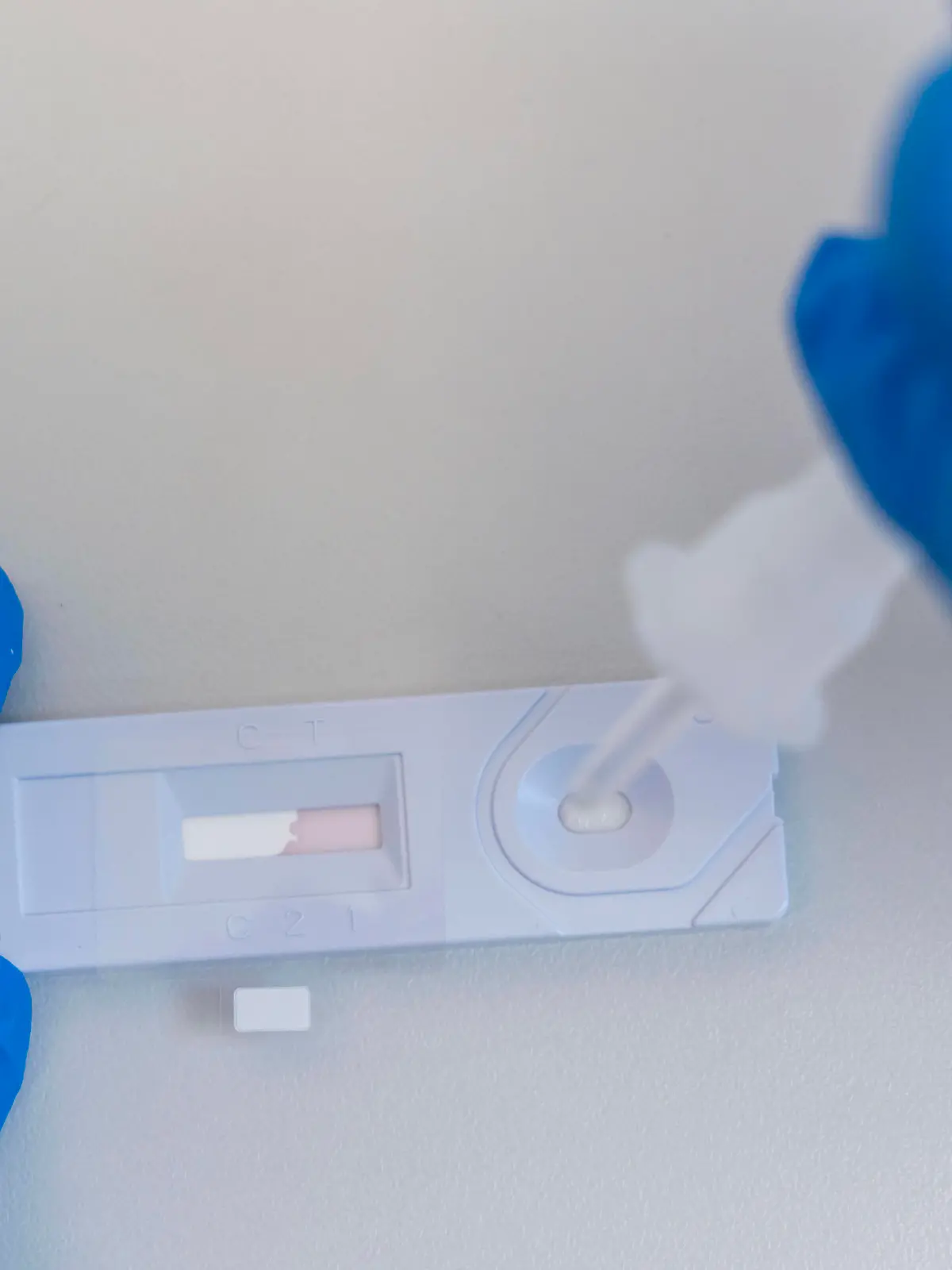  Covid-19 Schnelltest, Antigentest, der Abrieb des Tupfers wird in einer Flüssigkeit aufgelöst und auf das Testgerät aufgebracht, nach einigen Minuten zeigt das Testgerät, durch einen schwarzen Strich das Ergebnis, ob die Person positiv oder negativ getestet wurde, Covid-19 Schnelltest *** Covid 19 rapid test, antigen test, the abrasion of the swab is dissolved in a liquid and applied to the test device, after a few minutes, the test device, through a black line shows the result, whether the person was tested positive or negative, Covid 19 rapid test