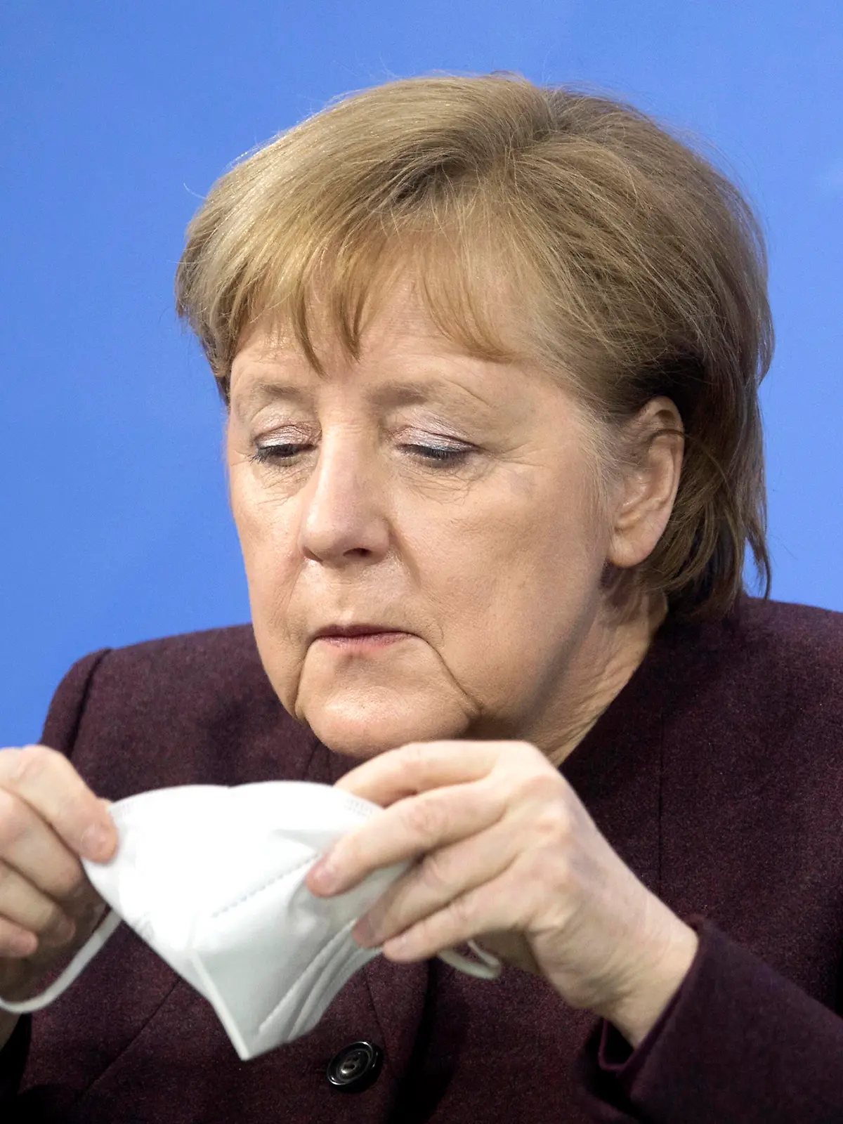  Angela Merkel, Coronavirus Crisis DEU, Deutschland, Germany, Berlin, 10.02.2021 Bundeskanzlerin Angela Merkel mit FFP-2-Maske waehrend der Pressekonferenz nach der Telefonschaltkonferenz mit den Regierungschefs der Laender zu Massnahmen zur Eindaemmung der Covid-19 Epidemie im Bundeskanzleramt in Berlin. German Chancellor Angela Merkel wearing a face mask speaks to the media at the Chancellery Office following a telephone conference call with leaders of the Federal states on the restrictions during the novel coronavirus COVID-19 pandemic coronavirus crisis on in Berlin, Germany. *** Angela Merkel, Coronavirus Crisis DEU, Germany, Germany, Berlin, 10 02 2021 German Chancellor Angela Merkel wearing a FFP 2 mask during the press conference