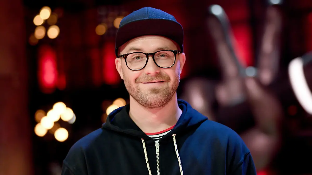 ARCHIV - 05.08.2019, Berlin: Sänger Mark Forster am Rande der Sendung «The Voice of Germany». Forster hat der Maus zum 50. Geburtstag das Lied «Ich frag die Maus» geschrieben. Veröffentlicht wird der Song am 26.02.2021. Live will Forster den Maus-Song in der Geburtstagsshow «Frag doch mal die Maus» am 6. März um 20.15 Uhr in der ARD präsentieren. Foto: Britta Pedersen/dpa-Zentralbild/dpa +++ dpa-Bildfunk +++