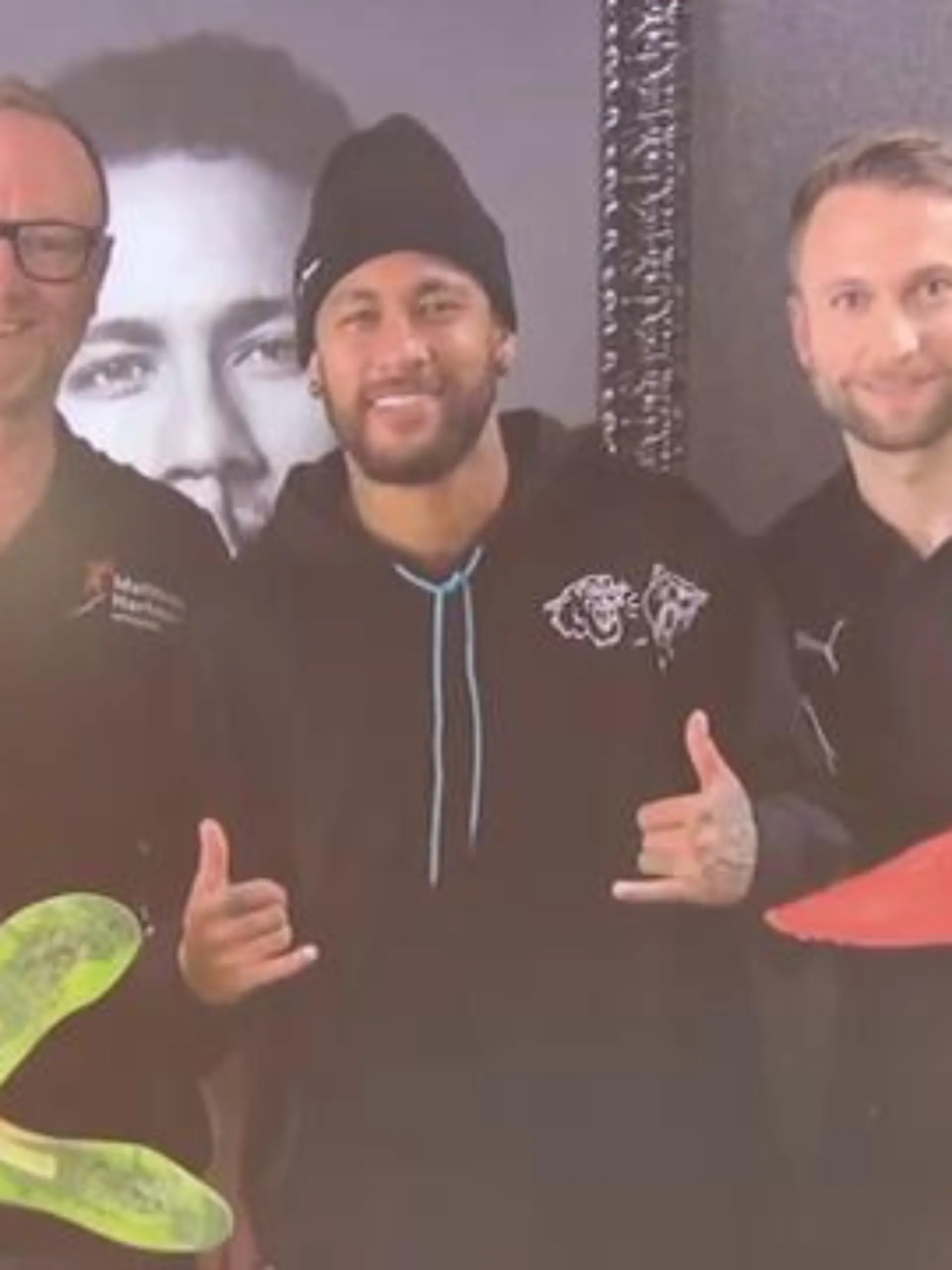 In der Firma von Matthias Hartmann und Philipp Gonschorek geben sich die Spitzensportler die Klinke in die Hand. Die beiden stellen spezielle Einlage für Sportler her. Eine ihrer Kundinnen: Leichtathletin Gesa Krause. Die Europameisterin arbeitet schon seit vielen Jahren mit Matthias Hartmann und seinem Team zusammen. Mithilfe der Analyse von Sportwissenschaftler Philipp Gonschorek fertigt Matthias Hartmann spezielle Einlagen an.