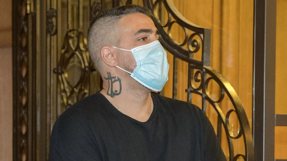 26.08.2020, Berlin: Anis Mohamed Youssef Ferchichi, bekannt als Rapper Bushido, steht beim Prozess gegen den Chef einer bekannten arabischstämmigen Großfamilie im Gerichtssaal. Dem ehemaligen Geschäftspartner von Rapper Bushido werden mehrere Straftaten zum Nachteil von Bushido zur Last gelegt. Mitangeklagt sind drei Brüder von Arafat A.-Ch. Bushido ist in dem Verfahren am Landgericht in Berlin Nebenkläger. Foto: ---/dpa Pool/dpa +++ dpa-Bildfunk +++