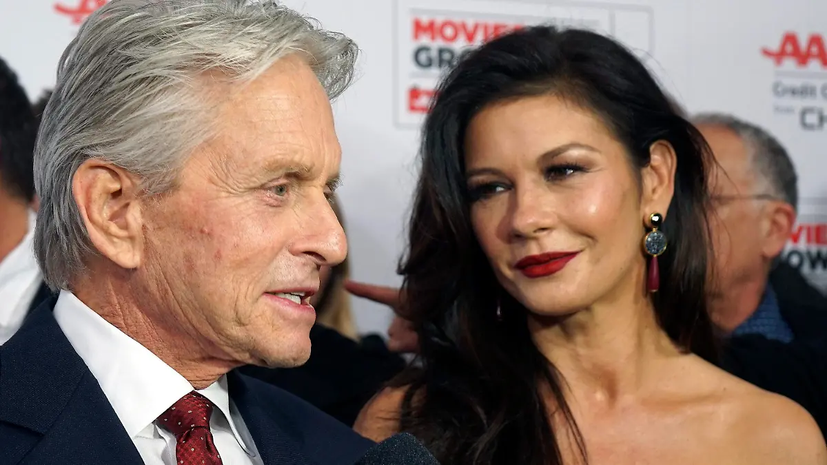 ARCHIV - US-Schauspieler Michael Douglas und seine Frau Catherine Zeta-Jones kommen am 08.02.2016 in Beverly Hills (USA) zur Gala "AARP's 15th Annual Movies For Grownups Awards". (zu dpa "Recht und Gerechtigkeit bei #MeToo - Ende der Verjährung gefordert" vom 11.01.2018) Foto: Nina Prommer/EPA/dpa +++(c) dpa - Bildfunk+++