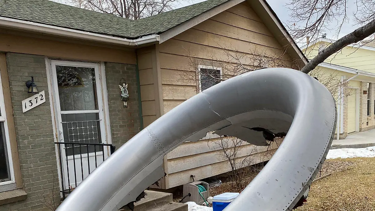 HANDOUT - 20.02.2021, USA, Broomfield: Das vom der Polizei Broomfield über Twitter veröffentlichte Foto zeigt ein großes Bauteil eines Flugzeugtriebwerks in einem Vorgarten eines Hauses. Teile eines Flugzeugs sind nach Angaben der Polizei unweit von der US-Stadt Denver im Bundesstaat Colorado in mehrere Wohngebiete gestürzt. (zu dpa «USA: Flugzeug verliert Teile über Wohngebieten bei Denver») Foto: -/Broomfield Police Department/AP/dpa +++ dpa-Bildfunk +++