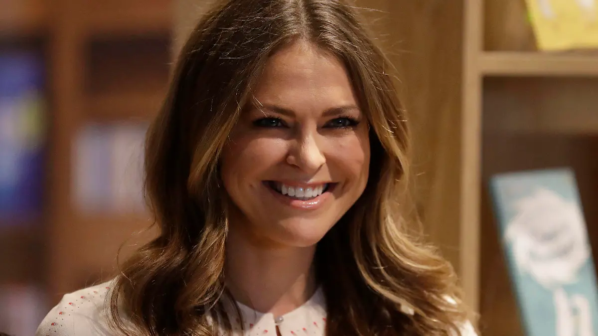 ARCHIV - 14.02.2017, Großbritannien, London: Die schwedische Prinzessin Madeleine lächelt in die Kamera bei der Eröffnung des "Raums für Kinder", einer schwedischen Bibliothek mit nordischen Kinderbüchern in der Royal Festival Hall in London. Prinzessin Madeleine hat am frühen Morgen des 09.03.2018 ihr drittes Kind, ein Mädchen, in Stockholm zu Welt gebracht. Foto: Matt Dunham/AP/dpa +++ dpa-Bildfunk +++