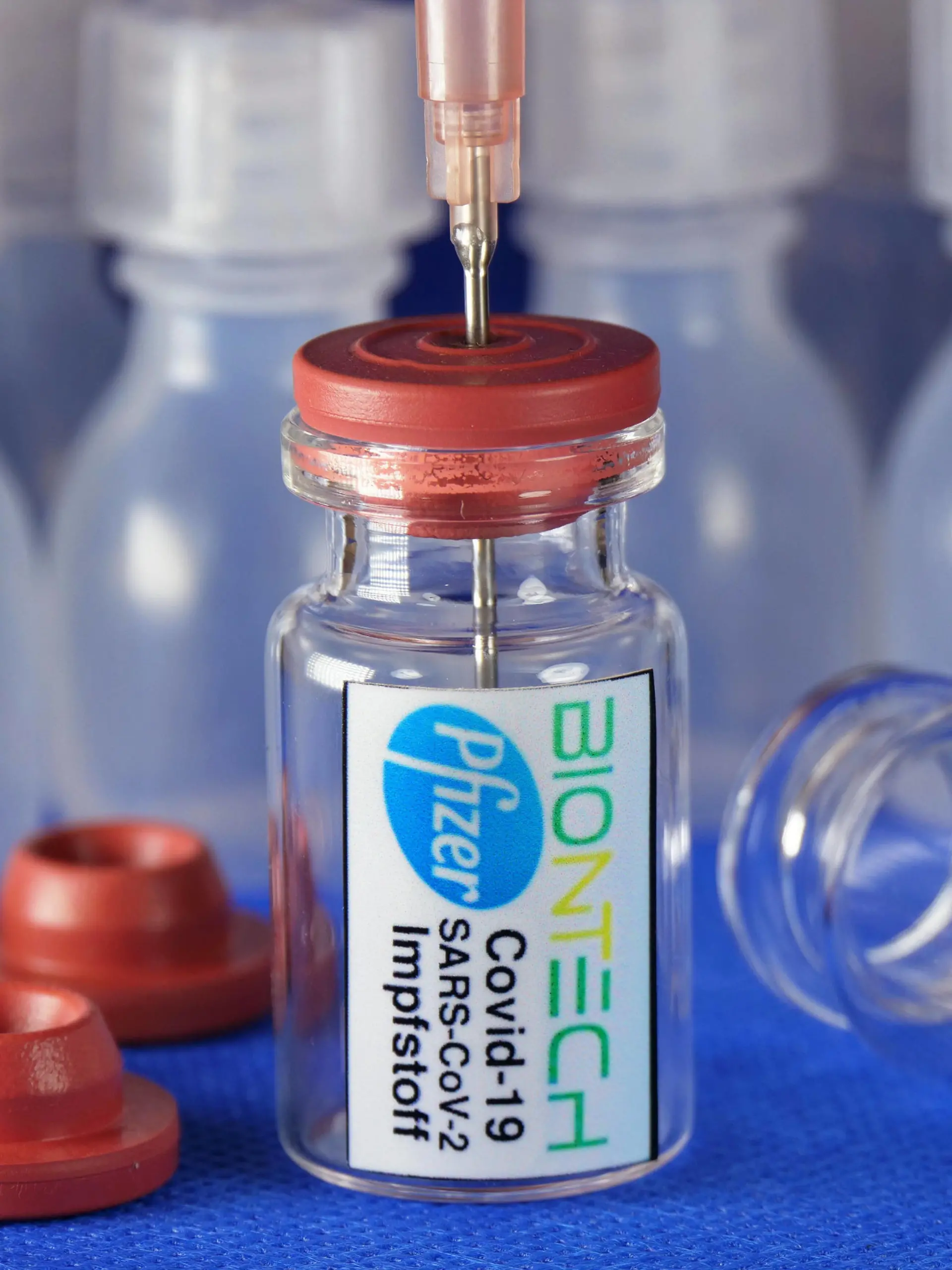  Symbolbild Coronaserum-Impfstoffdose mit Spritze Corona-Impfstoff *** Symbol image Coronaserum vaccine can with syringe Corona vaccine