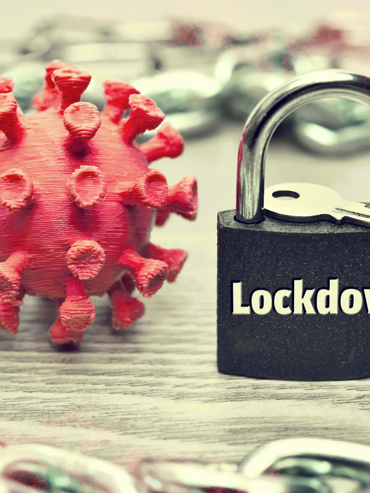  FOTOMONTAGE, Coronavirus und geschlossenes Vorhängeschloss mit Aufschrift Lockdown *** PHOTOMONTAGE, coronavirus and closed padlock with Lockdown inscription