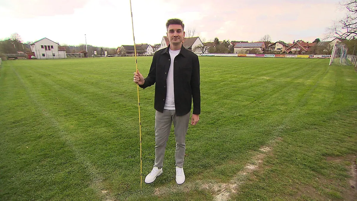 RTL-Reporter Felix Fromm auf dem schiefsten Fußballplatz in Hessen