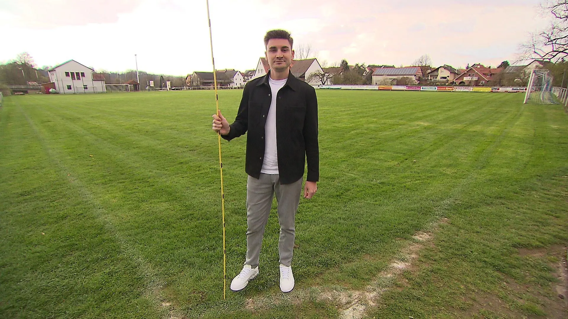 RTL-Reporter Felix Fromm auf dem schiefsten Fußballplatz in Hessen