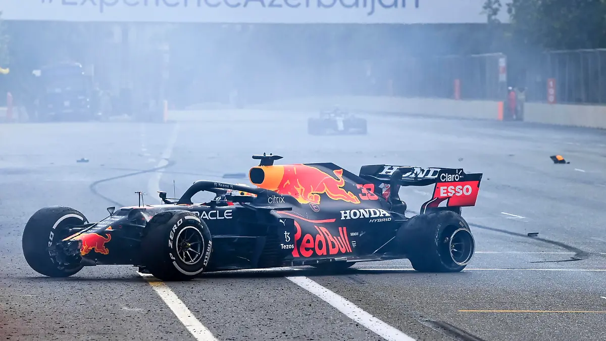  Formula 1 2021: Azerbaijan GP BAKU CITY CIRCUIT, AZERBAIJAN - JUNE 06: Max Verstappen, Red Bull Racing retiring after a tyre faliure during the Azerbaijan GP at Baku City Circuit on Sunday June 06, 2021 in Baku, Azerbaijan. Photo by Mark Sutton / Sutton Images Images PUBLICATIONxINxGERxSUIxAUTxHUNxONLY GP2106_133053_MS23709