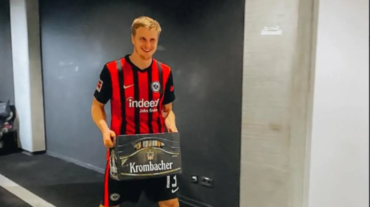 Martin Hinteregger und ein Kasten Bier