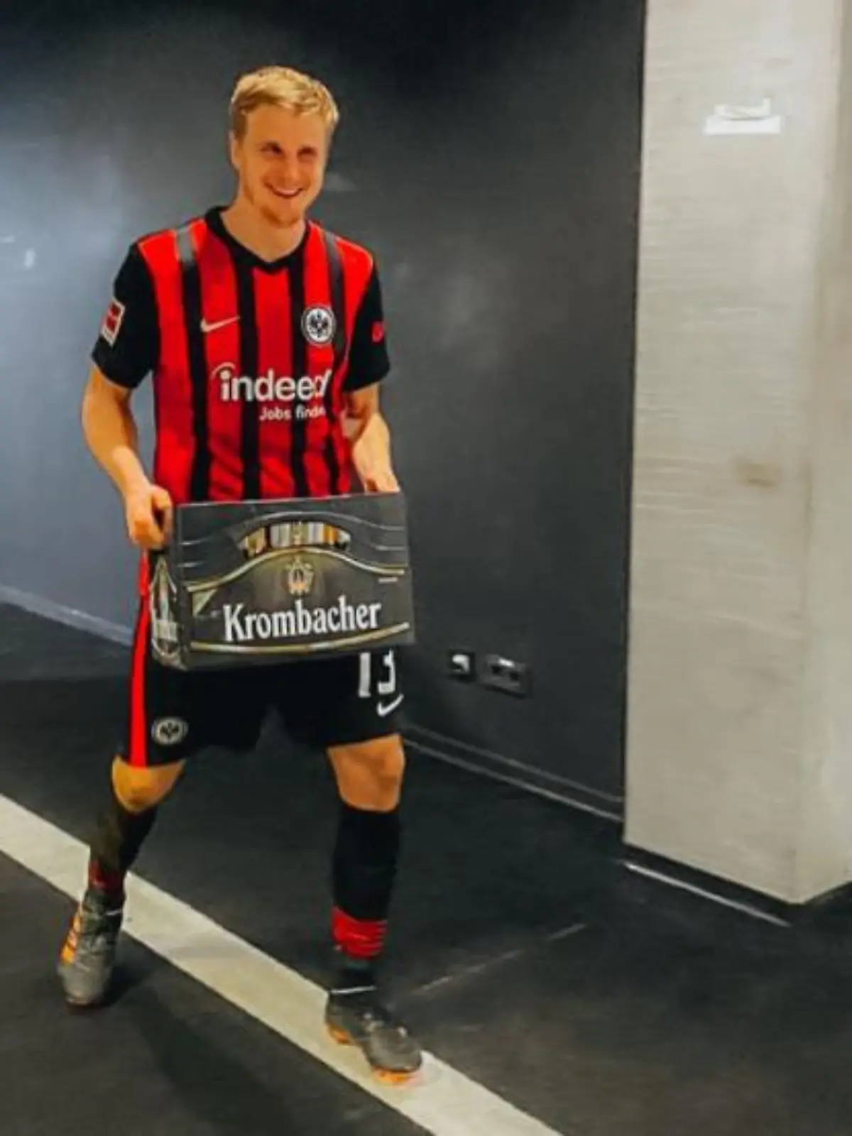 Martin Hinteregger und ein Kasten Bier