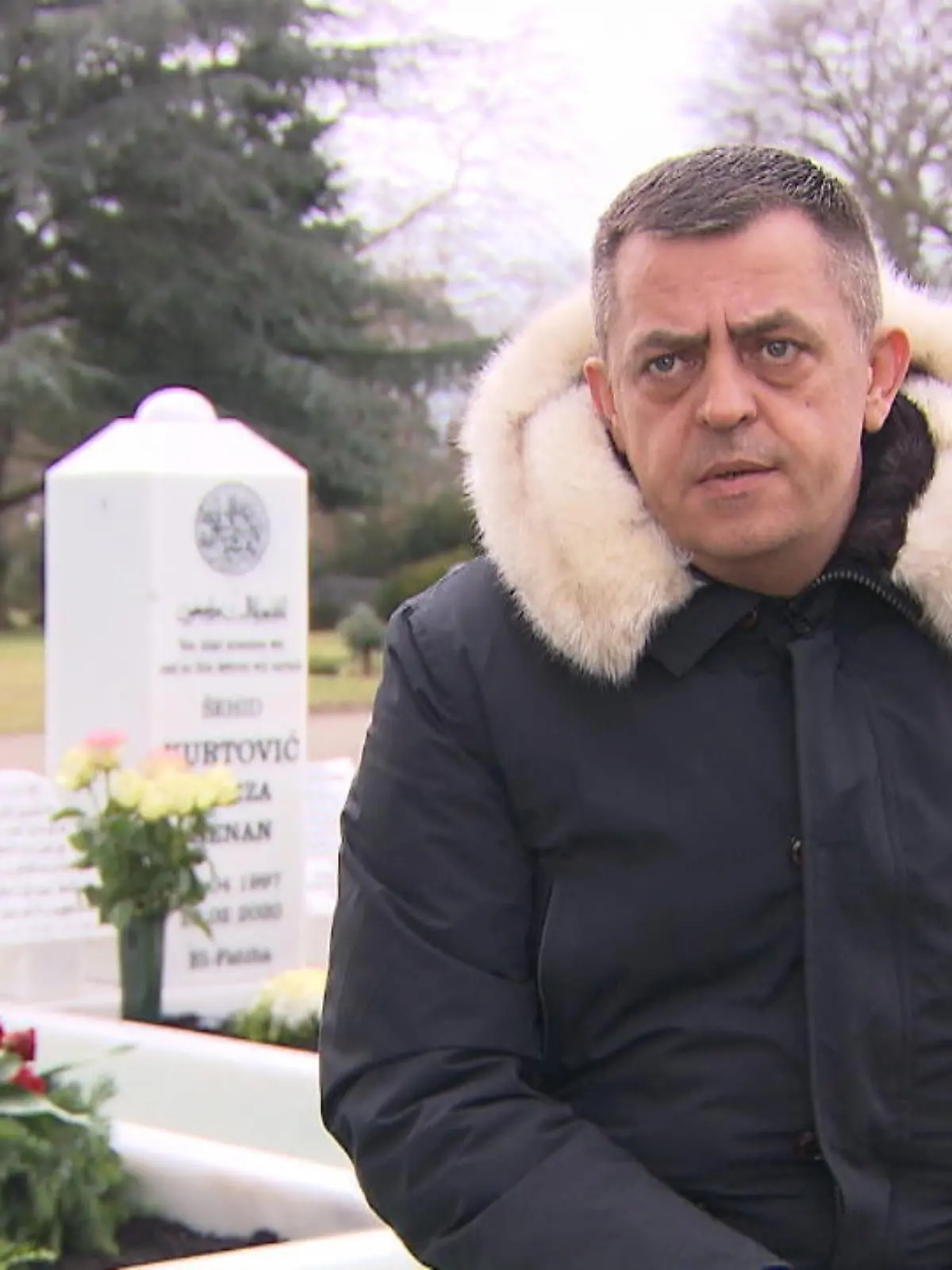 Familienvater Armin Kurtović spricht am Grab seines getöteten Sohnes Hamza über den Anschlag in Hanau vor einem Jahr.