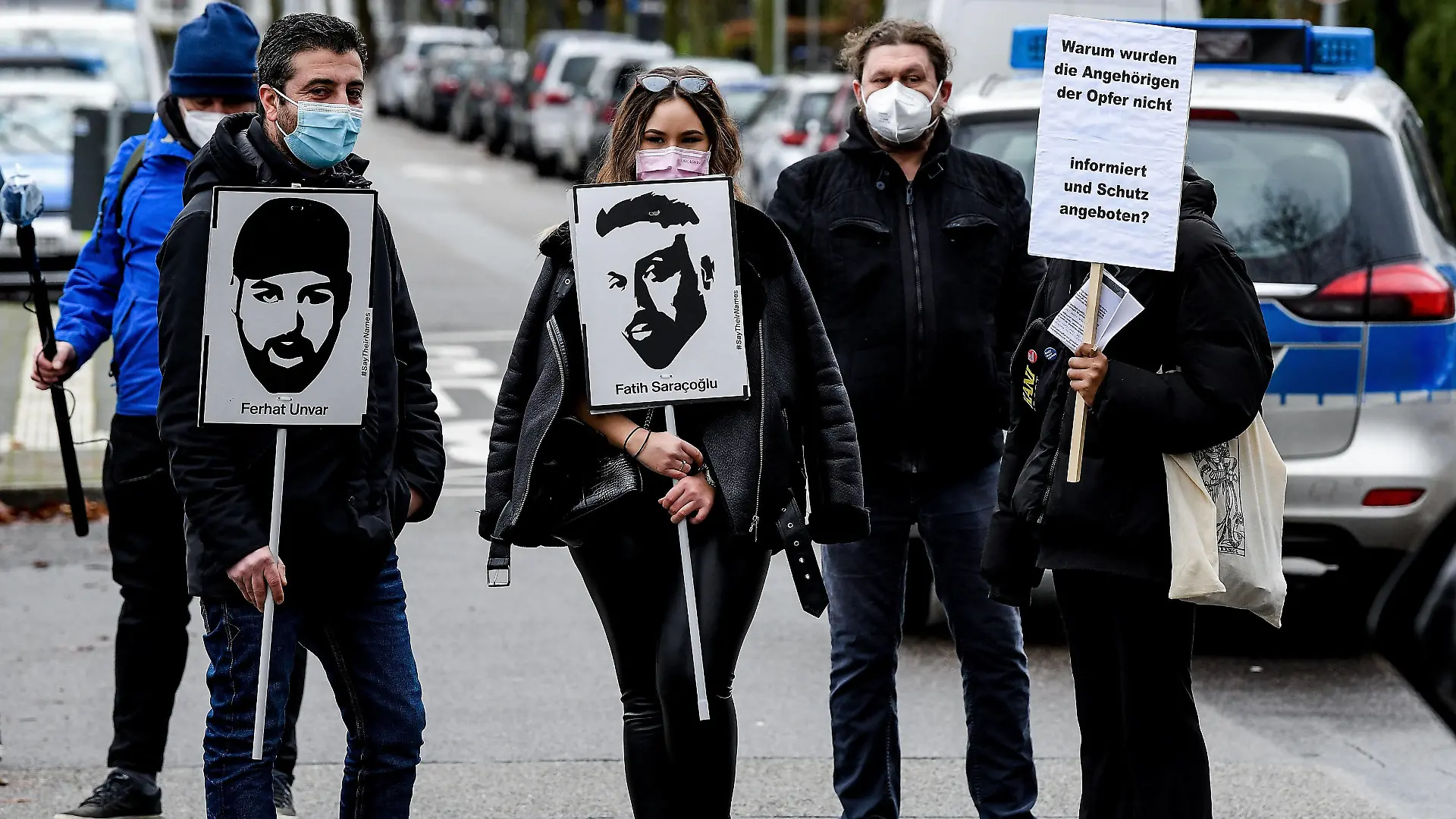 29.12.2020, xpsx, Lokal Hanau antirassistischen Mahnwache mit Kundgebung in Hanau-Kesselstadt v.l. antirassistischen Mahnwache mit Kundgebung in Hanau-Kesselstadt, in direkter Nähe des Wohnhauses des Vaters des Attentäters vom 19. Februar 2020, Hanau Hessen Deutschland DEU Kesselstadt *** 29 12 2020, xpsx, local Hanau anti-racist vigil with rally in Hanau Kesselstadt v l anti-racist vigil with rally in Hanau Kesselstadt, in the immediate vicinity of the home of the father of the assassin of 19 February 2020, Hanau Hesse Germany DEU Kesselstadt