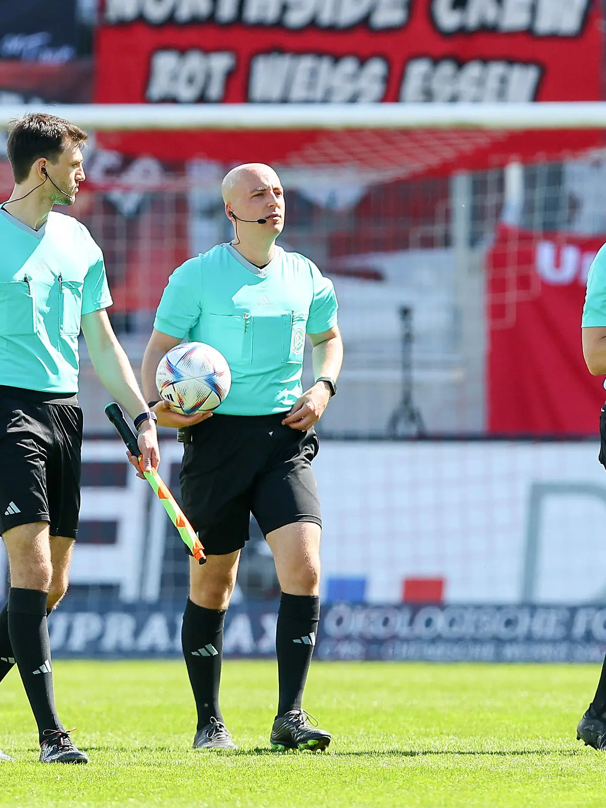 Zwickau, 23.04.2023, GGZ-Arena, Fußball, Männer, Saison 2022 / 2023, 3. Liga, 33. Spieltag , FSV Zwickau - Rot-Weiss Essen Spielabbruch 45. Minute 1:1 , Im Bild: Schiedsrichterassistent Felix Grund, Schiedsrichter Nicolas Winter Hagenbach und Schiedsrichterassistent Fabian Porsch , Gemäß den Vorgaben des DFB, Deutscher Fußball Bund, ist es untersagt, in dem Stadion und/oder vom Spiel angefertigte Fotoaufnahmen in Form von Sequenzbildern und/oder videoähnlichen Fotostrecken zu verwerten bzw. verwerten zu lassen. DFB regulations prohibit any use of photographs as image sequences and/or quasi-video. *** Zwickau, 23 04 2023, GGZ Arena, Football, Men, Season 2022 2023, 3 Liga, 33 Spieltag , FSV Zwickau Rot Weiss Essen Spielabbruch 45 Minute 1 1 , In the picture referee assistant Felix Grund, referee Nicolas Winter Hagenbach and assistant referee Fabian Porsch , According to the regulations of the DFB, German Football Association, it is prohibited to use or have used photographs taken in the stadium and or from the game in the form of sequence images and or video-like photo sequences DFB regulations prohibit any use of photographs as image sequences and or quasi video