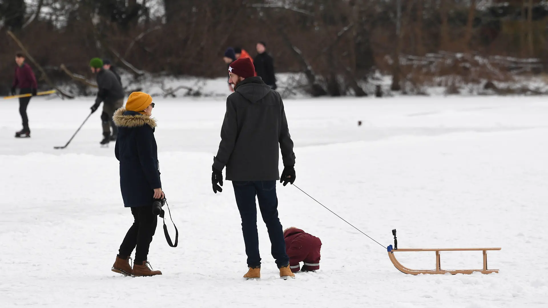 Berlin in der Phase der Coronavirus-Krise, im Bild: Jung und Alt mit Schlitten auf den zugefrorenen Karpfenteichen in Pankow, 13.02. 2021, *** Berlin in the phase of the coronavirus crisis, in the picture young and old with sledges on the frozen carp ponds in Pankow, 13 02 2021, Copyright: xSebastianxRäppoldx/xMatthiasxKochx